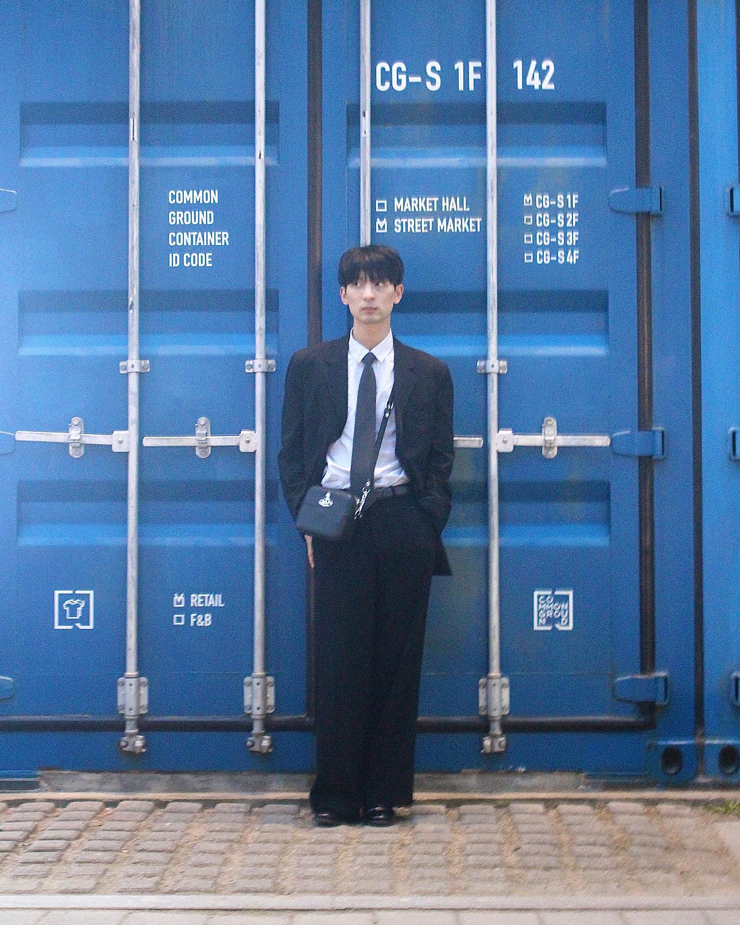 dslr이지만 필카 감성으로 촬영해 보았습니다.

직장인에게 없어서는 안될 비지니스 캐주얼로 코디해 보았는데요,

개인적으로 
자유롭진 않지만 크게 튀지 않고 격식에 얽매이지 않은 ‘비지니스 캐주얼’을 자주 입곤 합니다.

깔끔한 이미지 안에서
적당히 세련되고 적당히 캐주얼한,
너무 튀지도 않고 너무 점잖지도 않은.

viviennewestwood 
cosstores_kr
-
#비지니스캐주얼 #비지니스룩 #캐주얼 #셋업코디 #비비안웨스트우드 #코스 #남자데일리룩 #코스셔츠 #가을남자코디 #cos  #cosstores #viviennewestwood #businesscasual #casualstyle