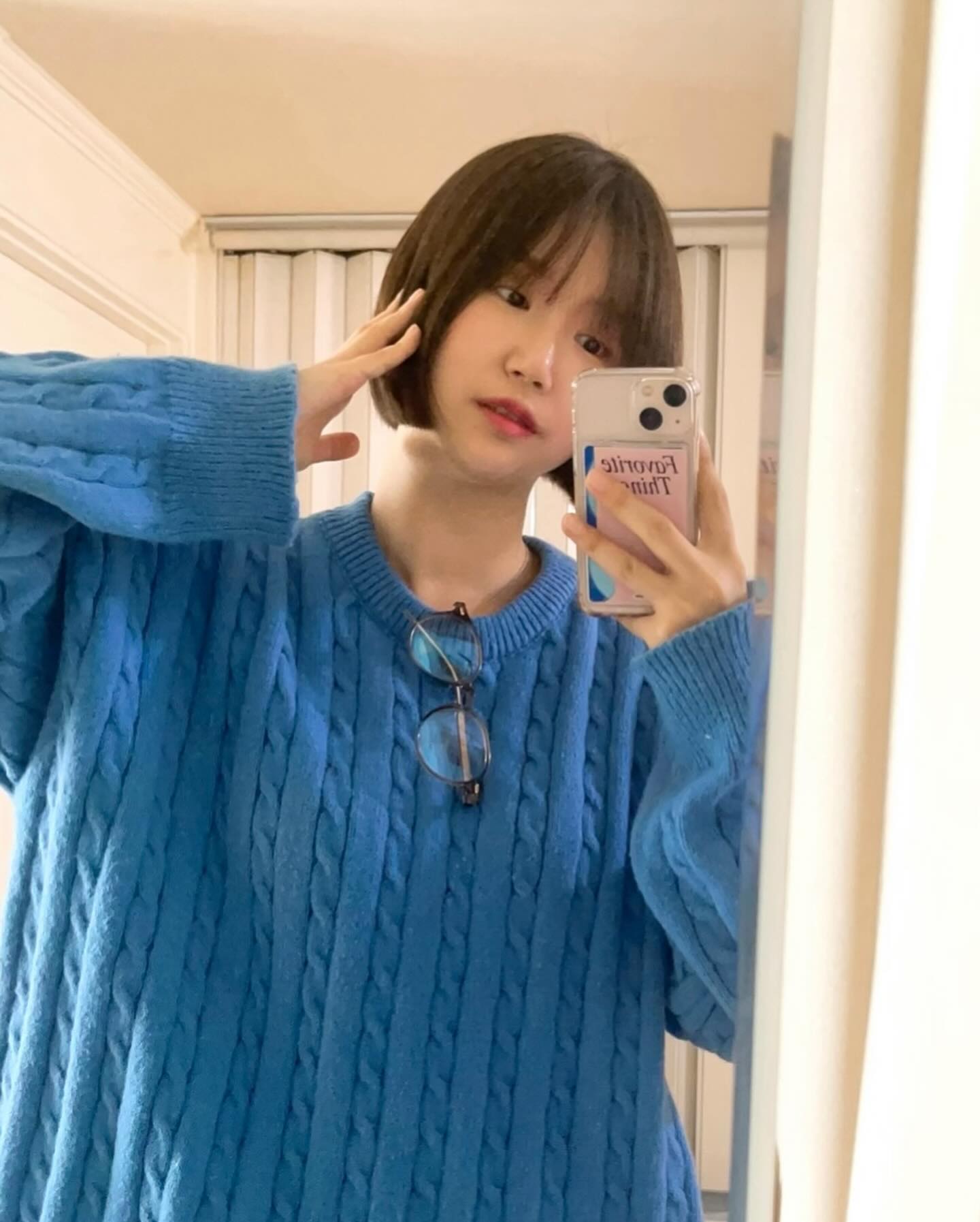 저는 청개구리입니다. 주변지인분들이나 소소한 투표를 진행했을 때 긴머리 하라는 분이 더 많았는데, 결국 질렀어요 똑단발로 ! ! 🐸 잘지내보자 new 머리야