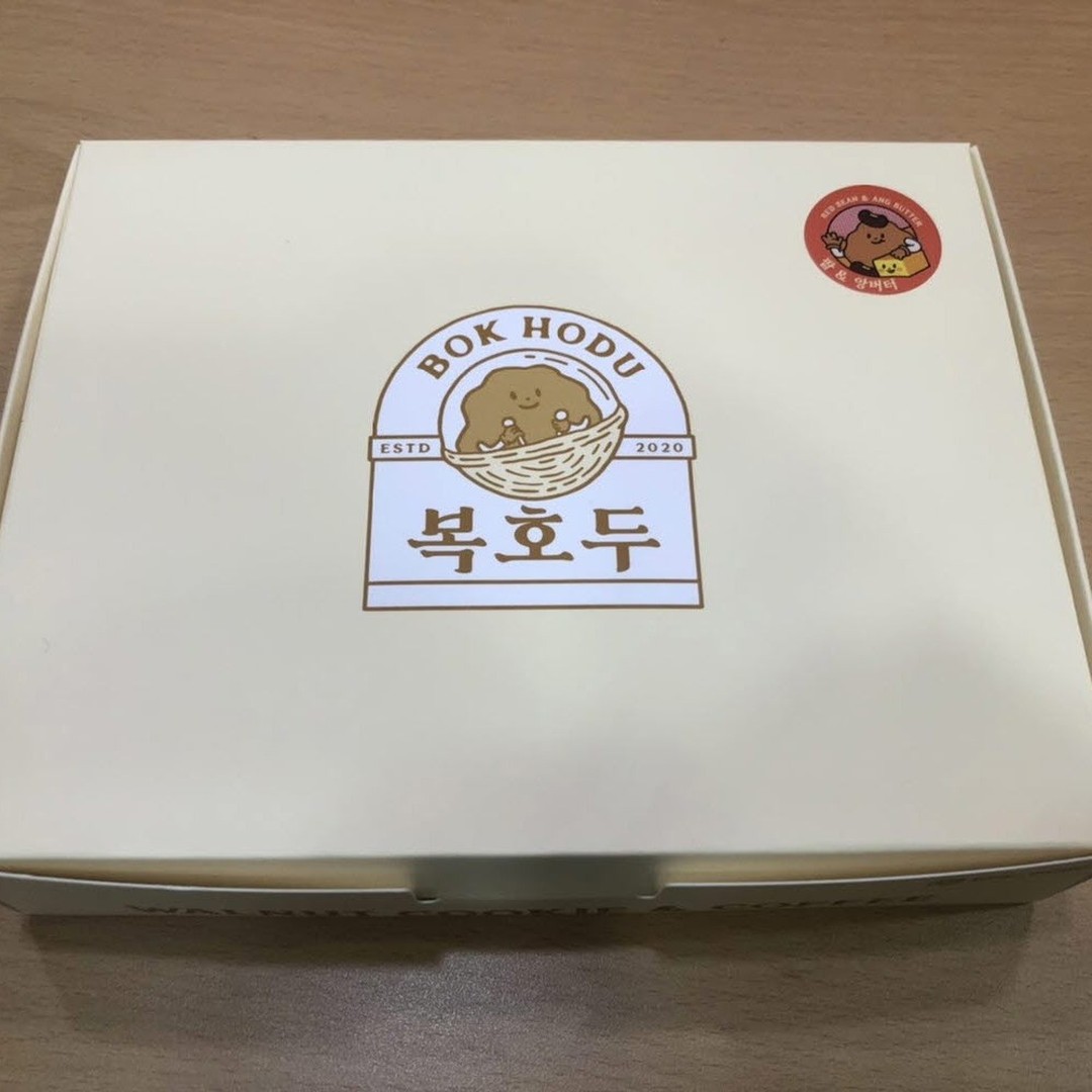 🍩 복호두 시흥배곧점에서 호두과자에 다녀왔어요.

🍩 호두과자 좋아하시는분들은 꼭 드셔보시길 추천!

🍩 한박스 (20개) 기준으로 팥호두과자 (7,000원), 앙버터호두과자(9,000원), 레몬버터호두과자(10,000원) 이예요~

🍩 반반세트도 있어서 저는 팥호두과자,앙버터호두과자 반반세트를 먹었어요~!

🍩 둘다 맛있지만 앙버터호두과자가 더 부드럽고 맛있답니다.

🍩 위치 : 경기 시흥시 서울대학로278번길 26 아브뉴프랑 오렌지동 105호

#복호두 #복호두앙버터 #앙버터호두과자 #앙버터호두과자맛집 #호두과자맛집 #복호두배곧점 #배곧신도시맛집추천 #배곧디저트맛집 #먹팔맞팔해요 #먹스타그램 #서울데이트 #배곧맛집추천