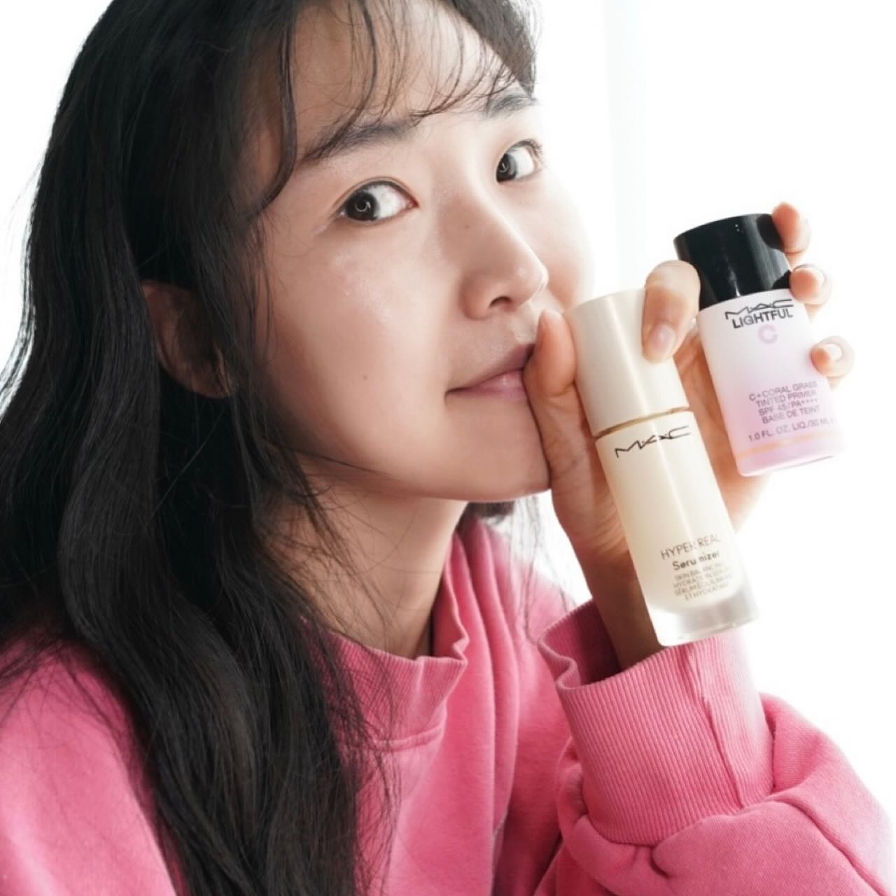 #제품제공 maccosmeticskorea

피부결을 이뻐보이는 비법♥ 
요즘 제가 애정하는 맥 톤결케어 듀오😍

🌿맥 #하이퍼리얼세러마이저 
세럼과 모이스처라이저의 하이브리드 제형으로 
탄탄한 피부 장벽과 매끈한 피부결 케어를 해줘요❤️

강한 자생력을 지닌 화이트 피오니 꽃 추출물함유과 
나이아신아마이드 성분이 함유되어 각질 케어를 도와주고
매끈한 피부 결 케어를 구현해주고 맑게 정돈해주죠!
피부 장벽도 강화해주고 수분 충전도 해주니,
피부 컨디션이 좋아보면서 은은하게 광채가 도는거 있죠-

🌷맥 #로즈톤업베이스 
메이크업 베이스와 프라이머의 장점만 담은 베이스로
자연스러운 톤업으로 화사하고 빛나는 피부를 만들어주고
톤업 수분 광채피부 뿐 아니라 UV차단 기능까지 들어 있어요!
들뜸 없이 착붙되어 오래 지속이 가능하니, 마음에 드는거 있죠!

복잡한 루틴없이 간단하게 쓰는 #맥꽃결듀오 
건조하고 푸석푸석한분들도 이젠 광채피부로 변신해봐요❤️

#꽃결세럼 #꽃광베이스 #맥톤결케어 #맥스킨케어 #맥 #mac #스킨케어추천 #싱글즈 #인품사