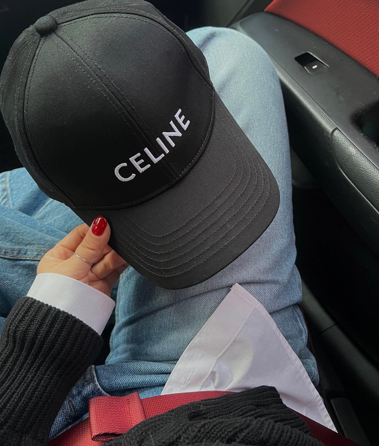 블랙 조하🖤
저 처럼 블랙 러버인 분들 계신가요?!
블랙이 주는 시크한 느낌은 어떤걸로도
따라올 수가 없는 것 같아요

올 겨울엔 블랙코디를 많이 가져와볼게요😊

.
#폴로
#폴로공구

#폴로코디
#폴로가디건
#폴로가디건공구
#폴로니트공구

#셀린느
#셀린느모자
#셀린느볼캡