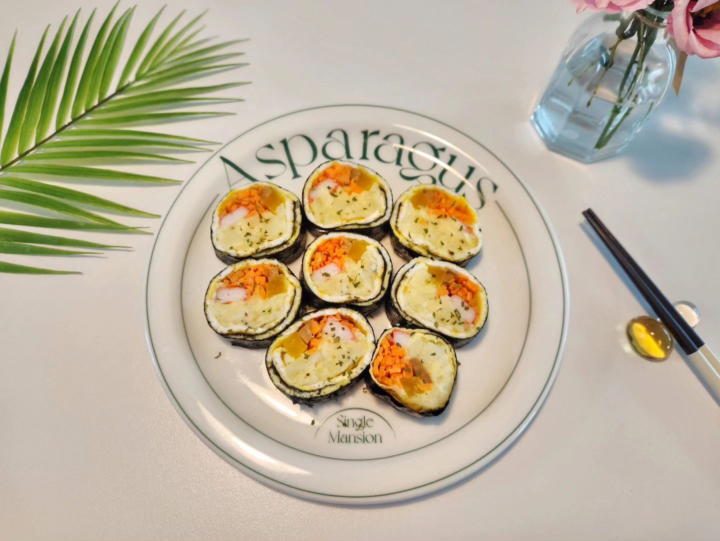밥 대신 감자 듬뿍 품은 김밥🤎
김감자❓️❔️

집에 있던 감자를 이번에는 꼭
털고 말겠다!! 다짐을 했는데요🤣

특별하게 먹고 싶어 고민하다
밥 대신 포만감 👍인
촉촉한 감자샐러드 듬뿍 넣어
밥없는 김밥을 만들었어요~❤️

근데 이거 너무 맛있잖아요🙉
이건 무조건 공유해야한다 싶어 올려요!!

☺️제가 감자 샐러드를 만들 때는
마요네즈, 소금, 후추, 머스타드, 올리고당을 넣고
그릭요거트를 좀 넣어주는데
오늘은 그릭요거트 대신 수타스를 넣어줬어요!

근데 너무 맛난거 있죠🩷
눈대중으로 넣어서 정확한 레시피는 없는게
아쉬운데 다음번엔 꼭 레시피도 들고올게요!😭

요즘 외부 일정이 많았는데
뭐처럼 집에서 요리하니 활력이 생기네요😝

모두 월요팅이에요❤️

#감자김밥 #감자계란김밥 #감자계란김