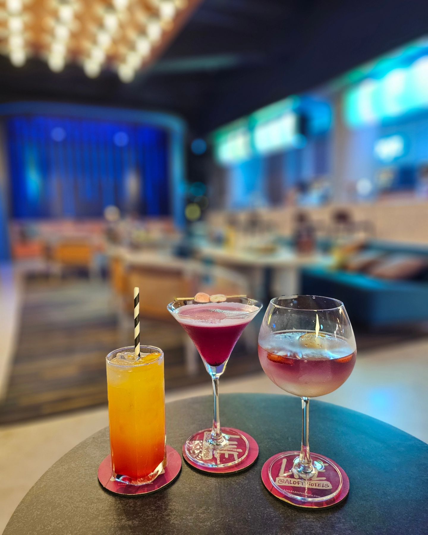 투어 마무리 하면서 🍽 저녁 먹고 🍹 숙소 바에서 가볍게 칵테일 한 잔씩 🎶
라이브 공연도 하고 💸 칵테일 가격대도 많이 비싸지 않아서 괜찮음 😊
포켓볼이나 보드게임, 플레이스테이션도 함께 즐길 수 있는 곳이라 호캉스하면서 쉬기 좋은 곳 💫

#발리호텔추천 #발리호텔 #발리숙소 #알로프트발리꾸따 🌴 #aloftbalikuta #wxyzbar #bali #cocktail #발리여행 🌞