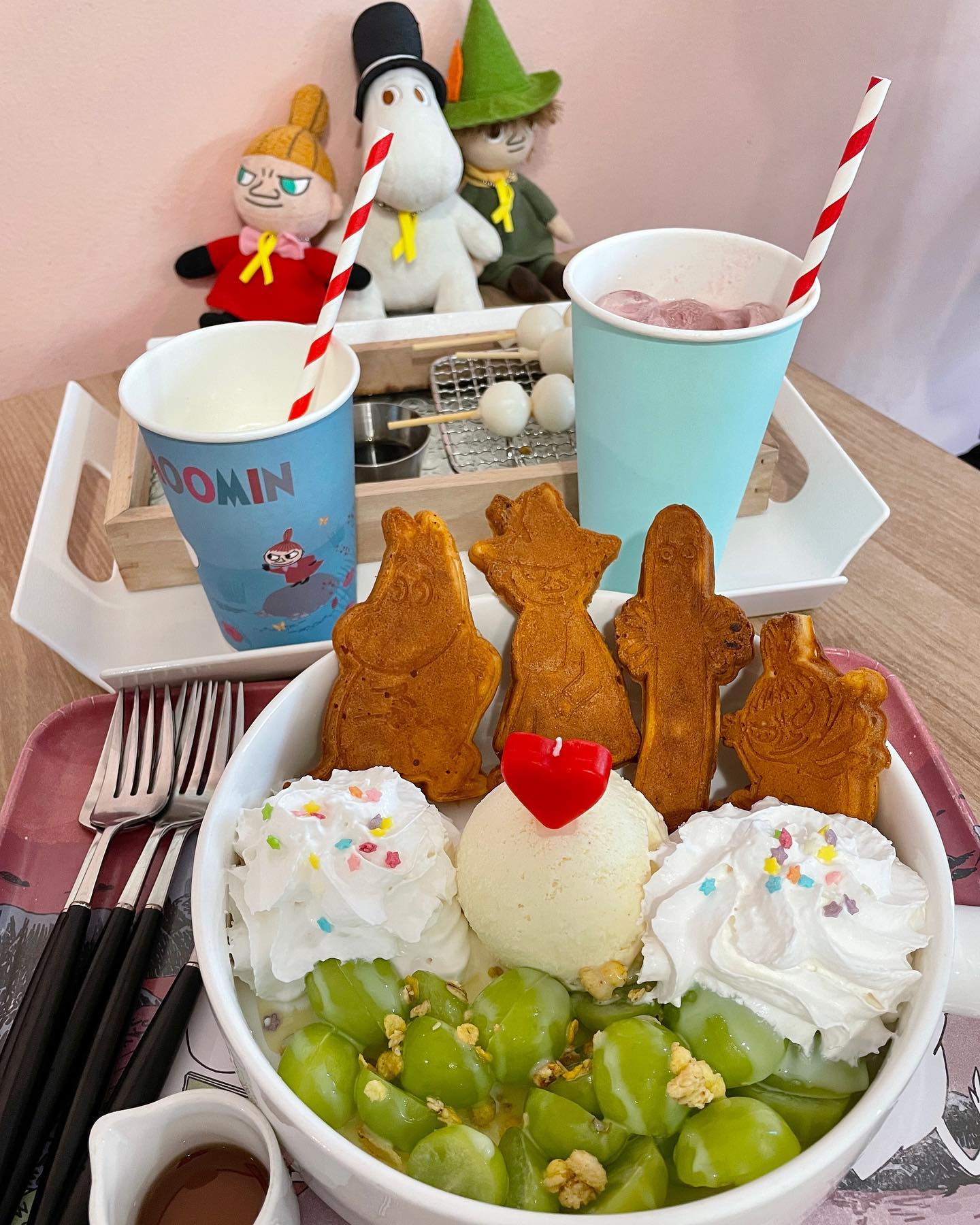 동성로 카페 '스위트앤드'🧁✨

이색 디저트가 유명한 동성로 복층 카페 스위트앤드

무민 팬케이크, 교토당고, 딸기라떼, 리얼바닐라우유 주문🙌🏻💗

무민 팬케이크는 먹음직스럽고 예쁜 비주얼만큼 맛있었고
딸기라떼랑 바닐라우유도 생각하던 맛이어서 맛있었다🙂🍓
교토당고는 엄청 궁금했는데 평범한 떡맛!!🍡

아기자기한 인테리어에 소품들이 귀여워서 맘에 드는 공간이었지만
다른 카페와 비교했을 때 차이나게 저렴하거나
매장이 엄청 작은 편은 아닌데
빙수를 시켜도 1인1메뉴 해야한다는 점이 아쉬웠던 곳💦
솔직한 주관적 의견이지만 무민 좋아하는 분들이라면
무조건 만족하실 것 같다🙂

✔️무민팬케이크13.5 교토당고6.0 딸기라떼6.0 바닐라우유4.0

✔️대구 중구 동성로2길 12-36 2층
✔️매일 13:00-21:30 / L.O 20:45