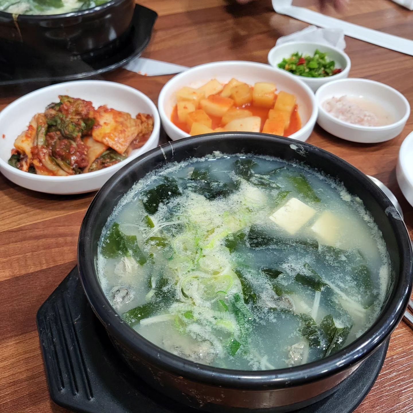 #거제전통국밥 
맨날 지나가는 길인데,
드뎌 먹어본 굴국빱

#울산천곡맛집#천곡나와바리

근데 다 이 맛이지 않나여??ㅎㅎㅎㅎ