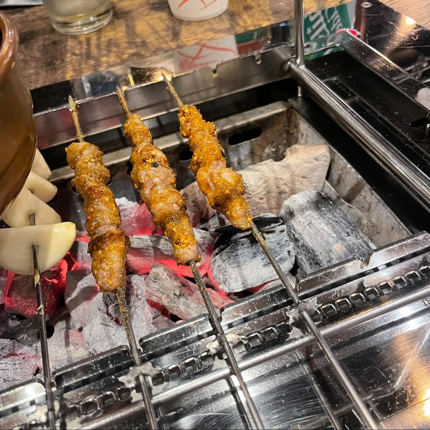 그렇게 노래하던 양꼬치를 아쥬 맛깔나게 먹었슴다

기념일이라고 오빠가 사주었당

정말 좋아하는 향라대하 + 양꼬치 + 볶음밥의 조화란🧡
마파두부도 시켜서 볶음밥이랑 같이 먹었는데 사진을 못찍어서 아숩ㅠ

냄새없이 맛있고 뭐하나 짜거나 이상한 거 없이 간이 딱 맞아버려유
사장님 간귀이신듯 (간맞추는 귀신🧡)
.
.
[서산 / 찬옥양꼬치]

🍤 충남 서산시 호수공원9로 71

🍴양꼬치 - 15,000원
🍴향라대하 소 - 12,000원
🍴마파두부 - 12,000원
🍴볶음밥 - 7,000원

#서산 #서산맛집 #서산호수공원 #서산가볼만한곳 #서산맛집추천 #찬옥양꼬치 #양꼬치 #양꼬치맛집 #향라대하 #마파두부 #양꼬치엔칭따오