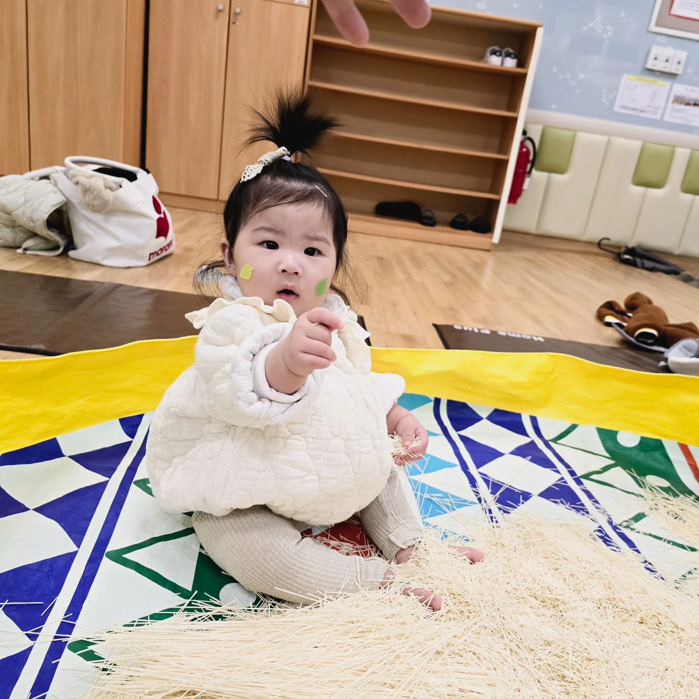 🐰
울 채린이 첫 문센!
엄마 바쁘다는 핑계로
미루고 미루다 부랴부랴 일일특강 들어왔는데
세상 호기심 많고, 대답도 잘하고 , 
교구 돌려드리지도 않고(?)😂

주환이는 낯설어하고 무서워해서
문센을 내가 재밌어서 들으러 다녔던것 같은데
둘째는 아주 그냥 내가 없어도 될듯 !

3월부터 오빠 초딩입학인데
우리 수업들을 수 있을까?😭
엄마 머리 잘 굴려 볼게 🩷

#첫문센 #기록 #10개월아기 #딸스타그램 #사랑해 #너무귀여워 #기특한둘째 #jang1829