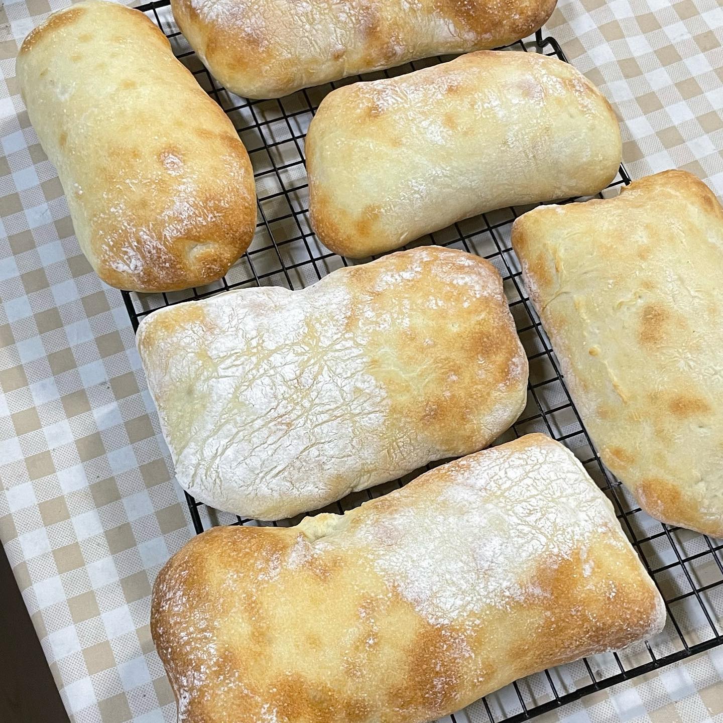 #베이킹기록 오랜만에 #치아바타 
올리브유 발사믹 푹 찍어먹고싶어서 플레인 치아바타를 만들었습니다🤤 면보에 반죽 올려뒀다가 들러붙어서 모양잡느라 고생^^.. 캔버스천 다시 사야지,, 샌드위치 만들어 먹으려고 컷팅해서 냉동해놨습니댜😌빵순이의 행복한 휴일 마무리는 빵으로..🌿
.
.
.
#수댕_베이킹 #ciabatta
