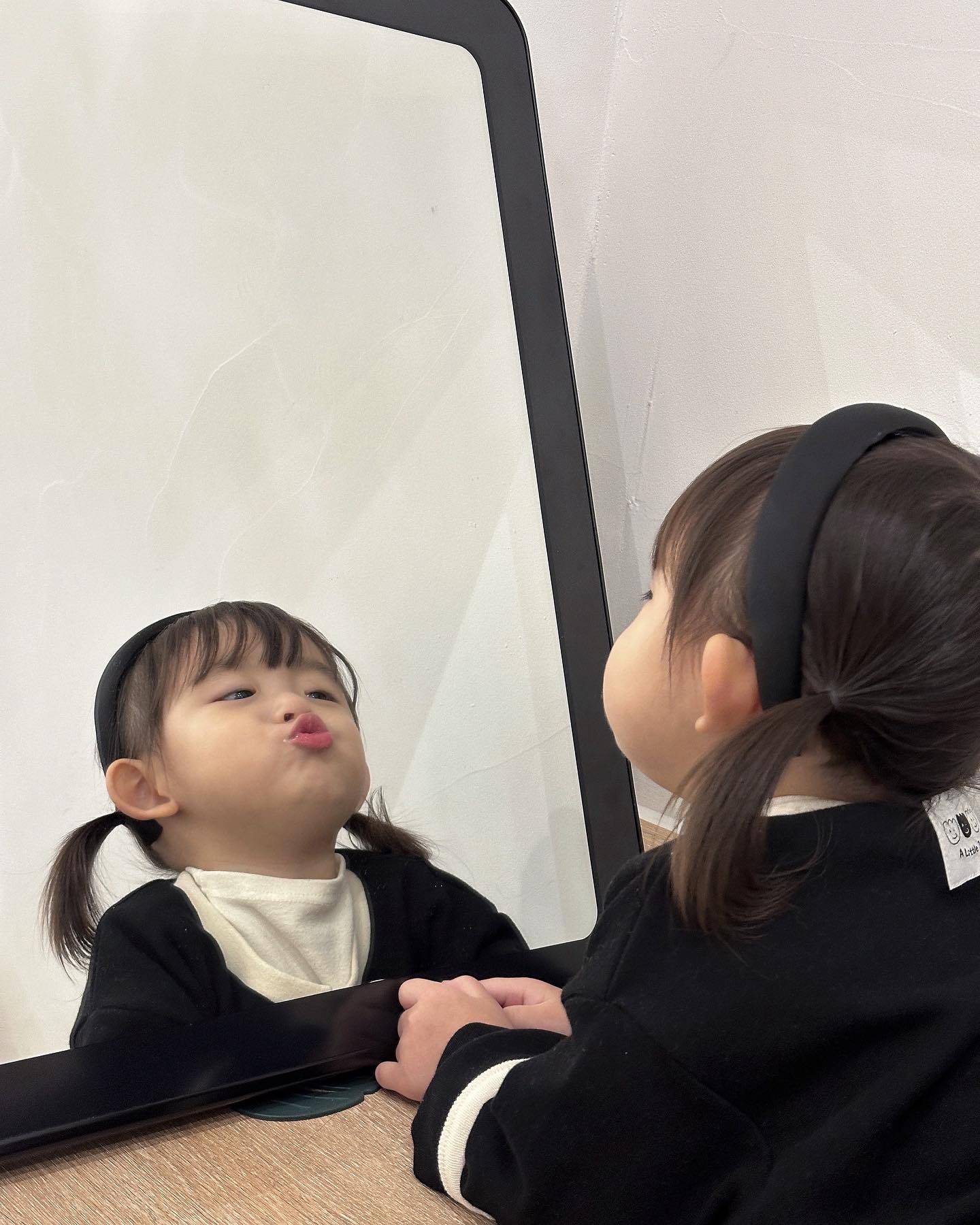 🖤

/
비글원피스 입은 내 모습에 취한다…
첫등원룩으로 입고 갔는데 만족도 200%
엄마들이 너무 이쁘다고 칭찬해줬어요…🤍
내일은 밥도 먹고와요 ! ! 
금요일엔 낮잠도 자고 와요 ! !
⠀ 

seoah | 90cm | 12kg | m size

alittlejoy_official 
⠀