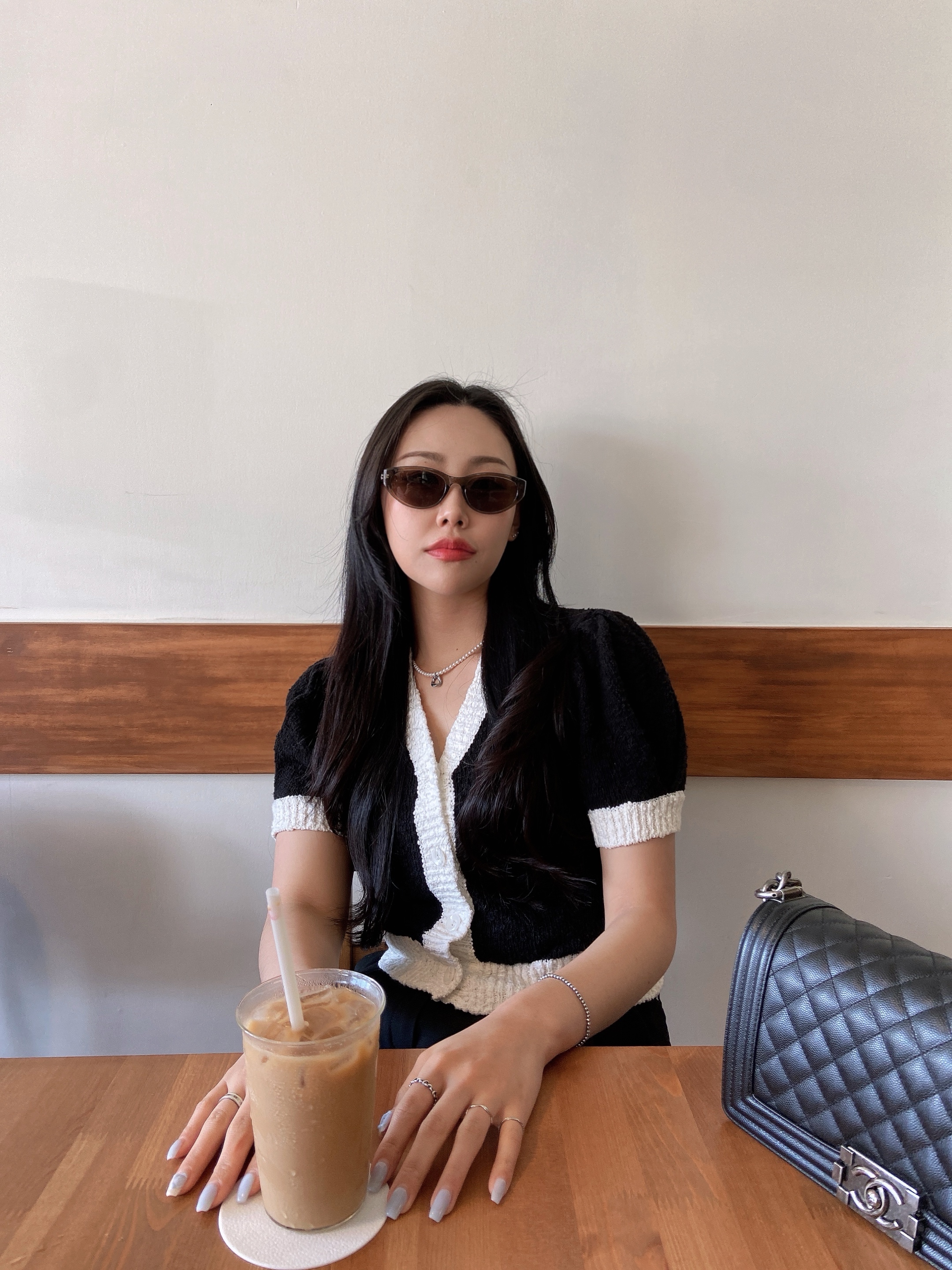 껴바