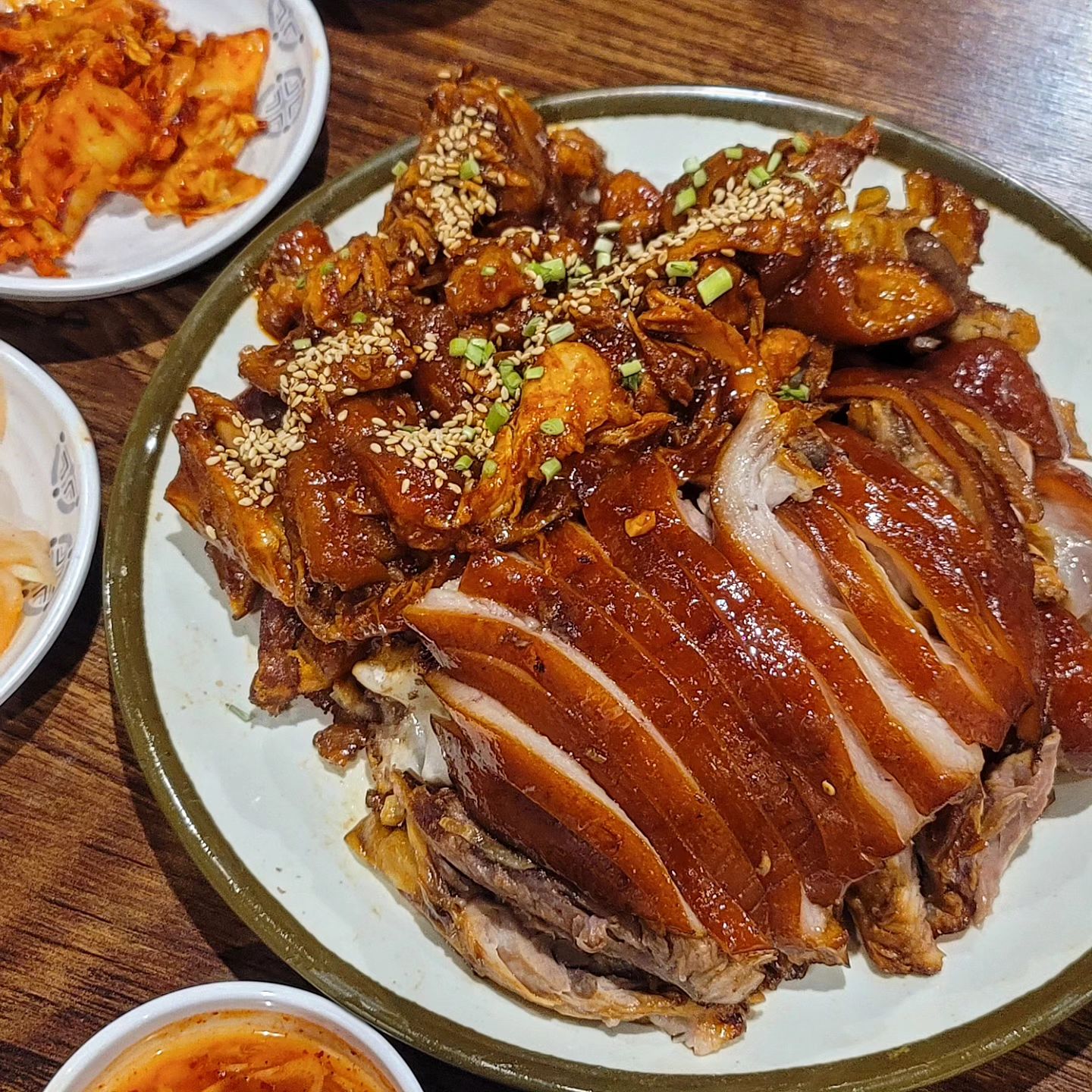 아니~ 족발이 이렇게 맛있을 일이냐구요..
도저히 피드에 안올릴 수 없었던 인생족발 !
#뽕족본점 에 다녀왔습니당

진짜 살면서 이렇게 부드러운 족발은 처음 먹어봤어요..
입에서 살살 녹고 그냥 미쳤어요 😭
그리고 여기선 무조건 모둠으로 드셔야해요..
살살 녹는 족발 먹다가 불맛나는 매콤한 양념족발 먹으면
게임 끝입니당... 거기가 천국이에욧 !!

완전 강추하는 족발 맛집 ! 뽕족 한번 다녀와보세요~

🎈 서울 강남구 테헤란로4길 15 메가시티오피스텔 1층

#강남족발맛집 #뽕족 #인생족발 #강남역맛집추천 #뽕나무쟁이족발