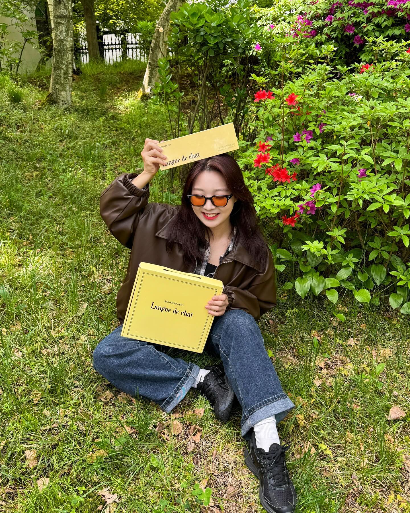 랑그드샤를 아시나요?

#협찬 
후앙베이커리에서 랑그드샤 선물세트를 선물받았어요!💕
랑그드샤는 프랑스어로 ‘고양이의 혀’라는 뜻을 가지고 있대요!
제가 또 고양이 키우는거 어떻게 아시고😏

후앙베이커리의 랑그드샤는 초코크림이 아닌 진짜 초콜릿이 들어가있어 진한 달콤함과 기분좋은 식감을 느낄 수 있답니다❤️

다가오는 가정의 달에 후앙베이커리 랑그드샤 선물세트 어떠세요?

rouenbakery 

#후앙베이커리 #랑그드샤 #선물세트 #선물추천 #쿠팡 #네이버스마트스토어 #과자 #디저트 #베이커리맛집