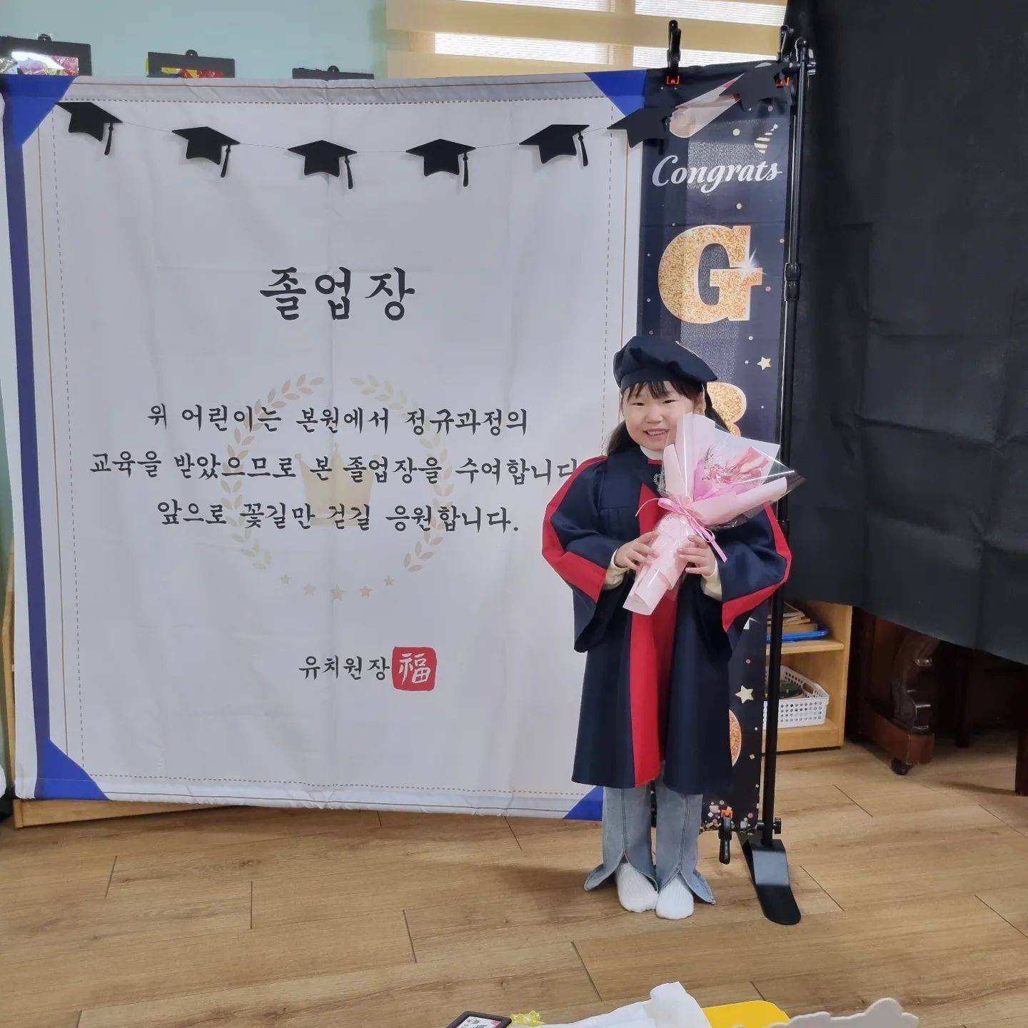 #첫줄
깡다의 졸업식😍 
작은 아기였을때가 얼마전 같은데 어느덧 유치원 졸업한 깡다❤️ 혼자만 엄청 운 졸업식🤣 그래도 많이 의젓해지고 성장한 깡다를 보고있자니 고맙기도 기특하기도 한편으로 미안하기도🥲 더 큰 사람이 되어서 더 넓은 세상으로 나아가기 위한 첫 걸음을 걸은 오늘🥰 엄마 딸 졸업 축하해❤️
#오늘의울보ㅋㅋㅋㅋㅋㅋㅋ #할미가샤브샤브사줘서급기분좋아짐ㅋ #깡솔은오늘도진상😊
.
.
#깡자매 #생후2362일 #생후1033일 #어제보다오늘더사랑해 #대칠씨💕