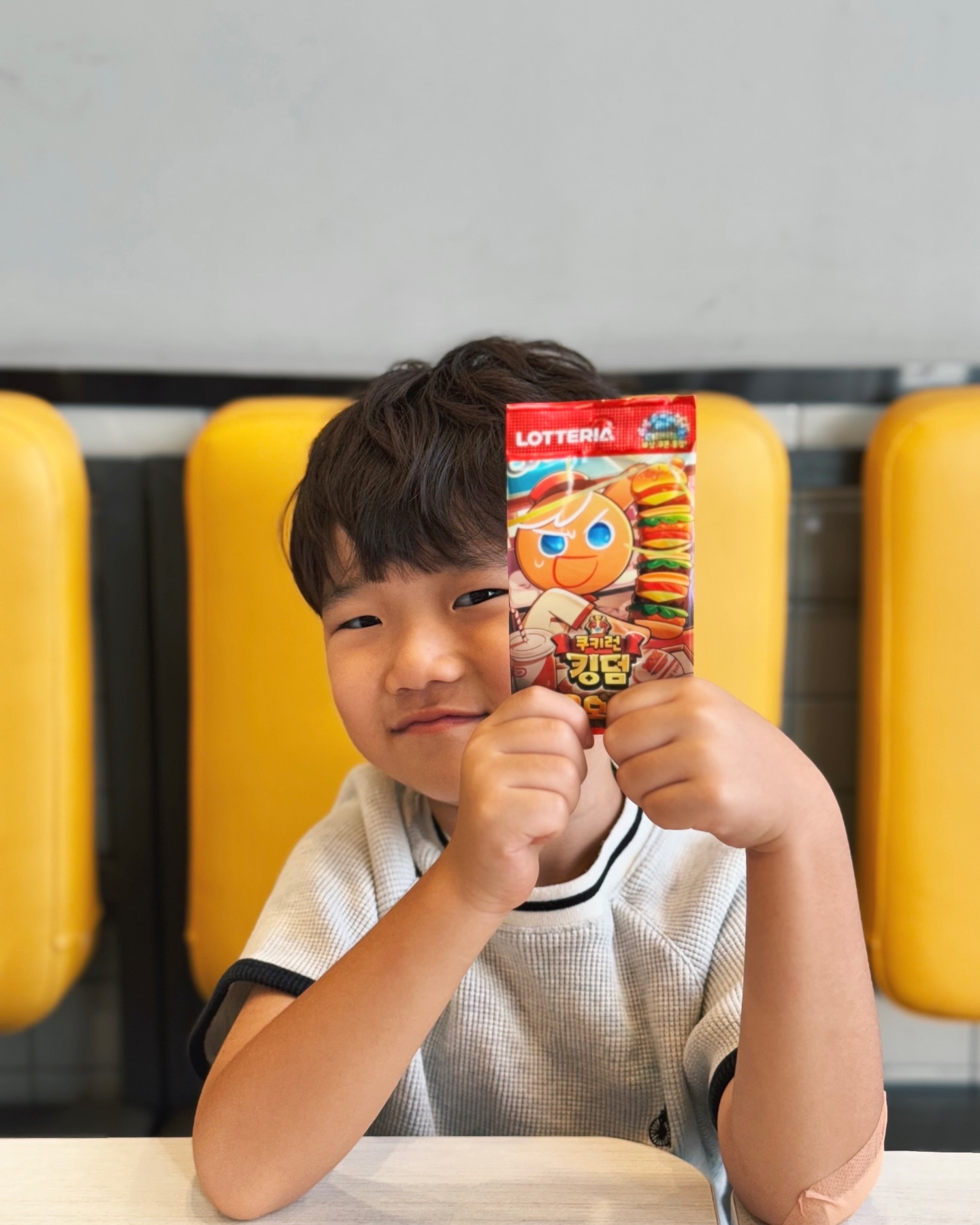 #광고  lotteria_kr
리아 왕국을 달콤 바삭하게 만들어줄
쿠키들의 모험이 시작된다💫
⠀
롯데리아 X 쿠키런: 킹덤
쿠키런 프로모션 팩 세트 오픈🎉
⠀
@나와 함께 모험을 떠나지 않을래?
⠀
🍪쿠키런 프로모션 팩 세트
✔️판매 기간 : 9/27(금) ~ 10/26(토) 한정판매
✔️더블 데리버거+콜라(R)+치즈스틱+양념감자+쿠키런 프로모션 팩 13,300원
✔️쿠키런 프로모션 팩 구성 : 쿠키런 카드 게임 프로모션 카드 1장 (5종 중 랜덤 1장 증정) + 쿠키런 킹덤 스페셜 쿠폰 1장 (크리스탈 3,000개 + 두툼한 스태미너 젤리 150개 + 빛나는 비스킷 도우 50개)
✔️배달 주문 시 15,400원
⠀
⠀
🍪쿠키런 순금카드를 찾아라 이벤트
쿠키런 프로모션 팩 속 숨겨진 순금카드(1돈)의 주인공은 바로 나! (총 5명 한정)
⠀
※ 상기 이미지는 실제 제품과 다를 수 있음
※ 타행사 및 제휴카드 할인과 중복 불가 (L.POINT 적립 가능)
※ 일부 매장 한정 행사 (롯데잇츠 이벤트 페이지에서 참여 매장 확인 가능)
※ 디저트 및 드링크 변경 불가
※ 제품교환권 및 일부 모바일 쿠폰 사용 불가
※ 재고 소진 시 행사 조기 종료
※ 쿠키런 프로모션 팩은 랜덤으로 제공되며, 교환 불가
※ 매장ㆍ롯데잇츠ㆍ일부 배달 채널(요기요 등)을 통해서만 구매 가능
※ 게임 쿠폰의 경우 계정당 5개까지 사용 가능
※ 쿠키런 프로모션 팩 단품 구매 불가
※ 순금카드는 만 19세 이상만 수령 가능 (만 19세 미만 자동 당첨 취소)
※ 순금카드 경품 당첨 시 발생하는 제세공과금 22% 당첨자 부담
※ 순금카드 경품 당첨 시 수령방법 및 유의사항 등 자세한 내용은 교환권 참고
※ 해당 이벤트는 당사의 사정에 의해 사전 예고 없이 행사 내용이 변경될 수 있음
⠀
#롯데리아 #lotteria #쿠키런 #쿠키런킹덤 #cookierun #cookierunkingdom #콜라보 #쿠키런프로모션팩세트