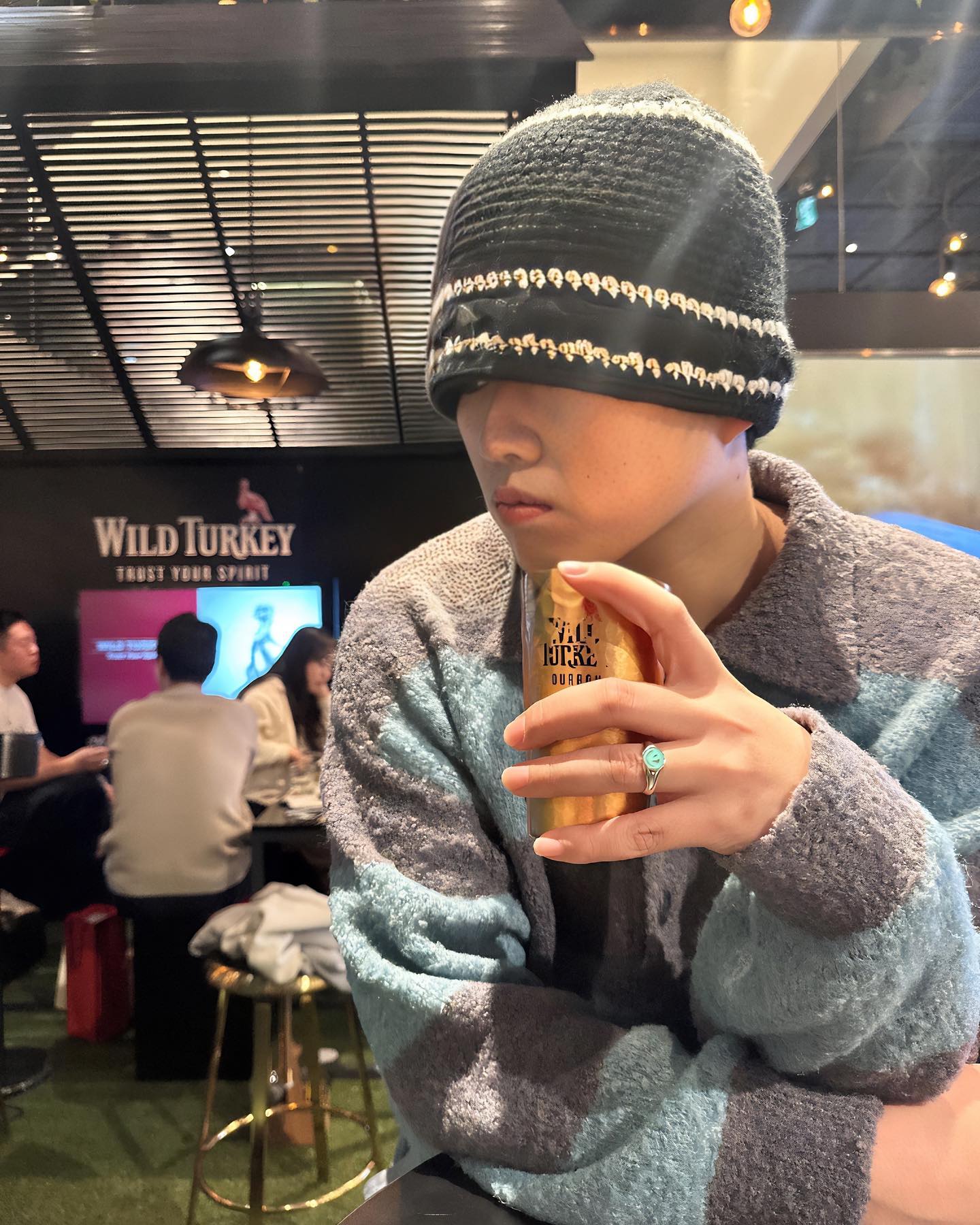 #광고
•
•
•
더현대 wildturkeykorea  팝업스토어💕

더현대에서 열린 와일드터키 팝업스토어에 다녀왔어요 😋

평소 술을 좋아하는 제가 위스키에 대해 더 깊이감 있게 알아본 시간이라 되게 유익하고 의미있는 시간을 보내다 왔습니다👍🏻

와일드터키에는 위스키 종류가 매우 다양해서 구경하기에 바빴고 한 번씩 마셔보고 싶다는 생각이 들었어요 ㅎㅎ😆

팝업스토어에서 마셨던 와일드터키 하이볼은 맛이 정말 깔끔했고 음료수 마시듯이 맛있게 마시고 왔고 너무 맛있어서 위스키도 하나 구매했어요 !!🤣

거기에다가 제가 원하는 이니셜로 각인을 새긴 하이볼 잔도 얻을 수 있어요!! 이게 진짜 최고🥰

진한 위스키의 본연의 맛을 즐기고 싶으신 분들께 와일드터키 강력 추천 드립니다🫶

*지나친 음주는 뇌졸중, 기억력 손상이나 치매를 유발합니다. 임신 중 음주는 기형아 출생률을 높입니다.

#와일드터키팝업스토어 #와일드터키 #버번위스키 #TrustYourSpirit #와터하이볼 #위스키추천 #위스키 #더현대서울 #더현대