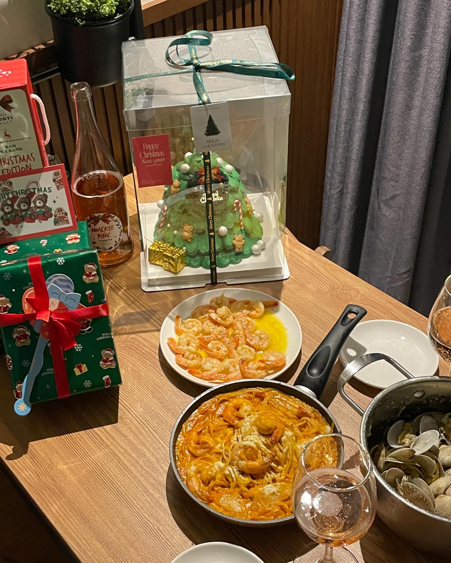 셋이서 함께한 첫 Christmas 🎅🏻🎄💕
너무 너무! 행복했다! 내년에도 함께하개 #👦🏻🐶👧🏻