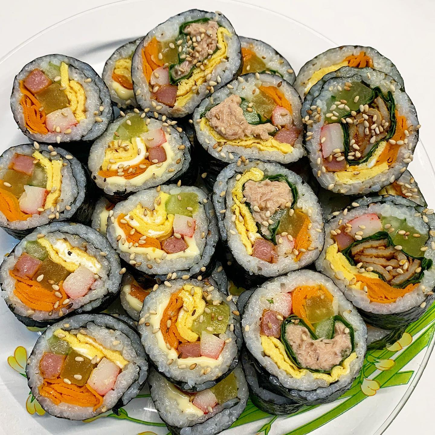 집 김밥은 언제 먹어도 맛있다.

기본김밤 / 치즈김밥 / 참치김밥 / 매운어묵김밥
어릴때부터 김밥먹을때 우유 마시는걸 좋아했던 나 🤍
고소하고 더 맛있는데 이 맛 공감하시는 분 계시려나 ❓‼️

#김밥만들기 #집김밥 #김밥
#김밥싸기