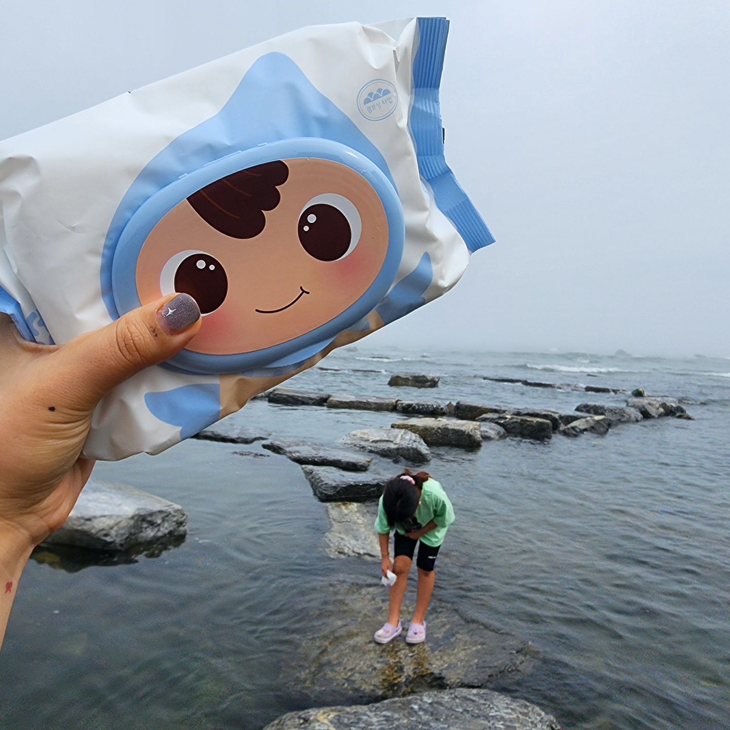 #협찬 × soondoongi <순둥이 _ 엘블루>

원단부터 제품까지 
전체 생산 과정 및 품질을 직접 관리하고 있는
16년차 아기 물티슈 전문가 <순둥이>!!

순둥이의 품질력으로 탄생한 두꺼운 가성비 물티슈 '엘블루'를
빠르게 로켓배송으로 만나볼수 있다구요യ 

귤돠가 제법 컸다지만
아무거나 사용할 수 없는게 물티슈 자냐여??!

<순둥이>'엘블루'는 
총7단계 과정을 통해 99.9% 이상의 순수한 물을 사용해
안전 검증된 성분과 원단의 기술력으로 만들어져
우래기들도 안심하고 사용 할수 있답니다

✔️7단계 정제 과정을 거친 깨끗한 정수 시스템
✔️독일 더마테스트완료 EXCELLENT 등급
 (국제 가이드라인에 따른 피부 안전성 테스트)
✔️피부진정과 회복을 위한 안심 추출물 솔루션
✔️병풀 추출물(재생/보호/개선) ,
 로우스위트블루베리 추출물(회복/pH 조절/ 완화) 첨가
✔️한손으로 여닫기 쉽고 끝까지 마르지 않는 3중 안심 캡

🔵순둥이 '엘블루'-엠보싱 원단,75평량, 70매(엘그린보다 고평량)
🟢순둥이 '엘그린'- 엠보싱원단,50평량, 100매 
 엘블루와 엘그린 모두  쿠팡 로켓 배송으로 받아볼수 있어요!

#순둥이물티슈 #도톰한물티슈 #두꺼운물티슈 #아기물티슈 #신생아물티슈 #가성비물티슈 #물티슈추천 #엠보싱물티슈 #순둥이엘블루 #청소용물티슈
