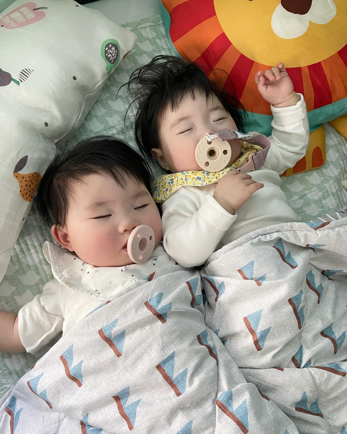 둘이 딱 붙어서 자니까 완전 귀엽네….🥹
윤주언니 덕분에 둥이들도 편하게 보고 
맛있는 이색음식도 잔뜩 먹었던 날 💕yeon_yunju 🥰

#쌍둥이그램 #딸딸 #딸둥이 #9개월아기 #twinsbaby #쌍둥이육아
