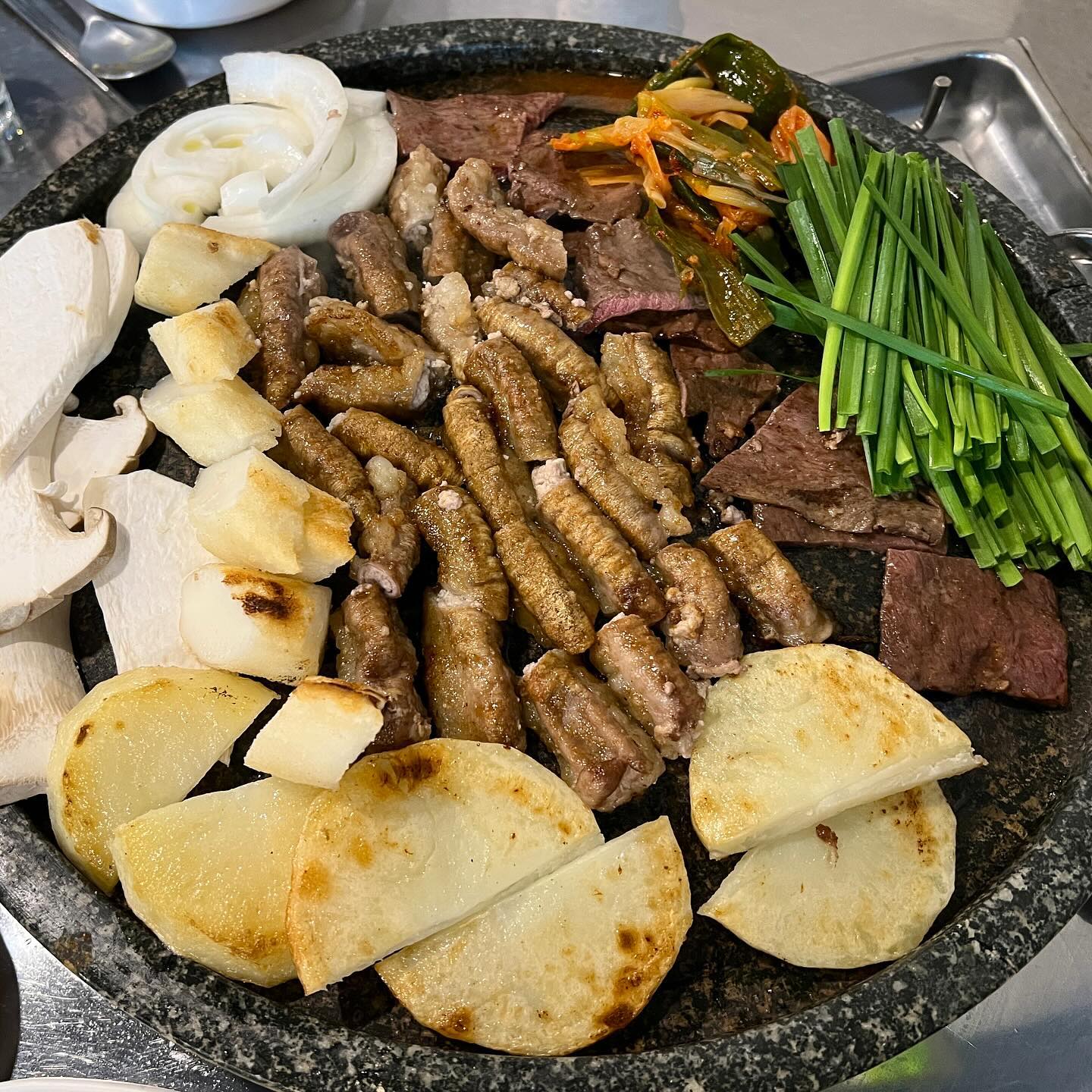 #손가네황소곱창
고소한 곱이 가득 소곱창 1티어 #인계동맛집
인계동에서 돌아다니다가 급 곱창이 땡겨서
들어가게 된 곱창집인데 곱창 찐 맛집 등극❗️
⠀
평일 저녁 늦게 방문했는데도 자리가 만석이었던 곳
연두부, 생선찜, 총각김치, 감자 샐러드 등..
그동안 갔던 곱창집 중 기본 반찬이 제일 많았음!
자리에서 바로 만들어주시는 계란후라이에
소금 톡톡 쳐주시니 짱짱맛😋
⠀
여니쓰 곱창러버라 곱창 2인분 주문했는데,
곱창 2인분 양이 이렇게 푸짐하다니?
염통, 감자, 버섯, 양파, 떡까지 가득! 비주얼 미쳤쥬💙
여기에 대파김치, 부추까지 올려서 구워주시는데
곱 가득한 소곱창이랑 함께 먹으니 존맛 그 자체✨
잡내 하나도 없고 곱 고소함 장난없고요🌟
⠀
2명이서 곱창 3인분은 기본인데,
여기서는 2인분에 기본 반찬만으로도 배불렀음😳
그래도 디저트 날치알볶음밥은 못 참쥬?
볶음밥으로 마무리까지 완벽하게!
⠀
한정식급 반찬부터 곱 가득 소곱창까지
여니쓰 곱창 맛집 1등 등극한 곳💘
앞으로도 또또또갈집으로 추천합니다!
⠀
📍손가네황소곱창
경기 수원시 권선구 권광로 107, 1층
⠀
🏷️ 주문 메뉴
황소곱창(1인분 19.0)
날치알볶음밥(5.0)
⠀
#인계동곱창 #인계동맛집추천 #인계동핫플레이스 #권선동맛집 #권선동곱창 #수원시청역맛집 #수원시청역곱창 #수원맛집 #수원곱창 #수원핫플 #수원술집 #맛집탐방 #먹스타 #먹스타맞팔