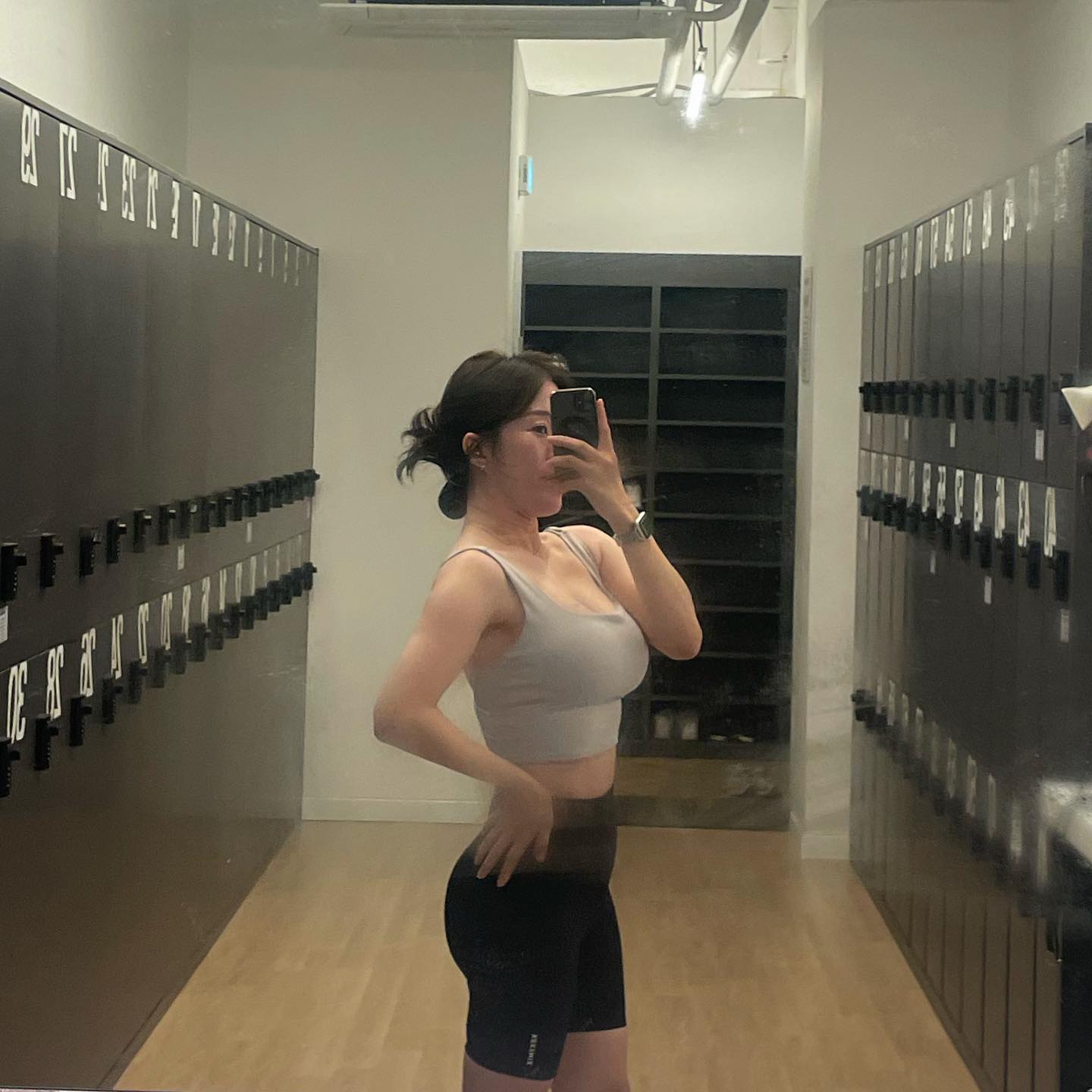 #오운완 #등운동루틴 🏋️‍♀️
☑️웨이트 80분🔥
오늘 운동하면서 수술한 오른쪽 무릎이 
조금씩 욱씬거려서 등 운동으로 쭉 했습니다!!
등 운동 자극 잘 못 찾겠어서 루틴 
기구 위주로 변경!! 나름 자극 온 것 같아요🙋‍♀️🙋‍♀️
-
오늘 비쥐엠은 제 친구의 요즘 최애 아이돌 힐링곡으로 ㅎㅎ
화요고개 모두 수고하셨습니다💛🫧
-
1️⃣2️⃣ 거울이 뿌옇게 되있어서 자체 모자이크
  오운전 #눈바디체크 👻
3️⃣ 오운중 로우로우~~
4️⃣5️⃣ #오운완인증