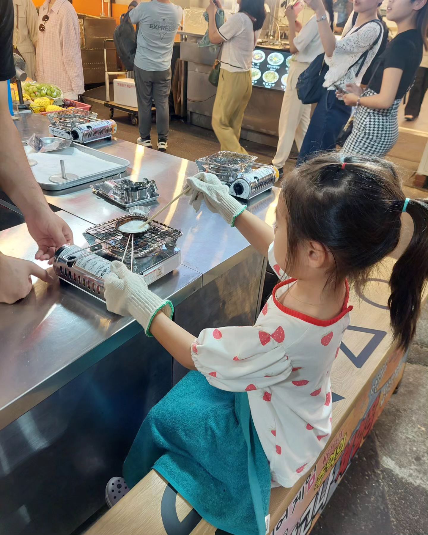 👩‍👦#광장시장
경기도민은 서울 나올일 있을때 
부지런히 움직여야하거든

성균관대 간김에 광장시장 한번 들렀는데
빈대떡도 싫어, 김밥도 싫어, 떡볶이도 싫어

달고나 만들기하고 호떡&청포도 주스 마시고
잽싸게 돌아옴ㅋㅋㅋㅋ

동남아도 이보단 덜 덥겠어😰😰
겨울에 만둣국 먹으러 다시 도전

#김롸스타그램 #달고나 #깨지면쏜다
#시장 #시장투어