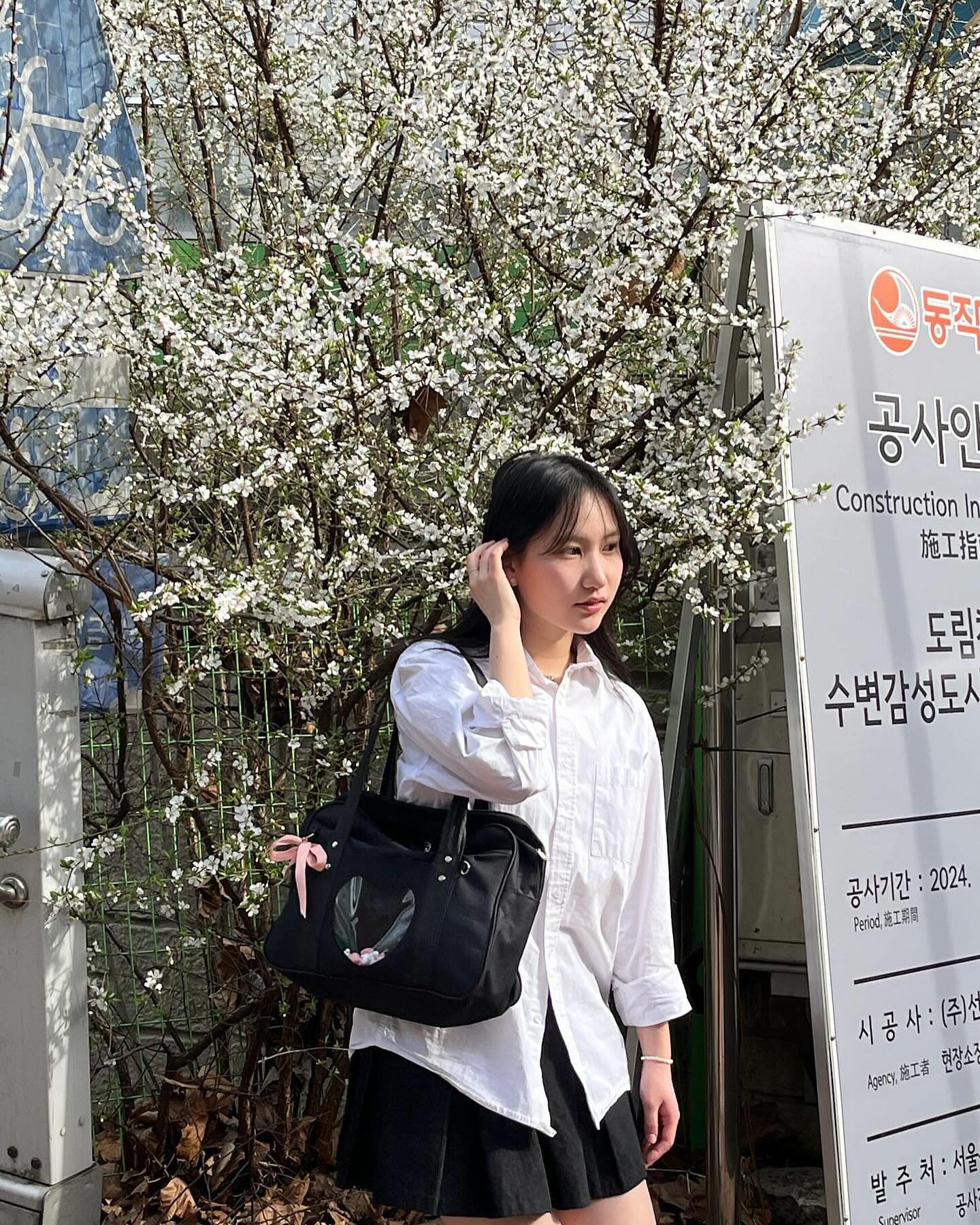 벚꽃인지
아닌지는 모르겠는데.. 
일단 꽃은 맞으니깐..! ㅎㅎ🌸
#벚꽃 ㅋㅋ #아님말구