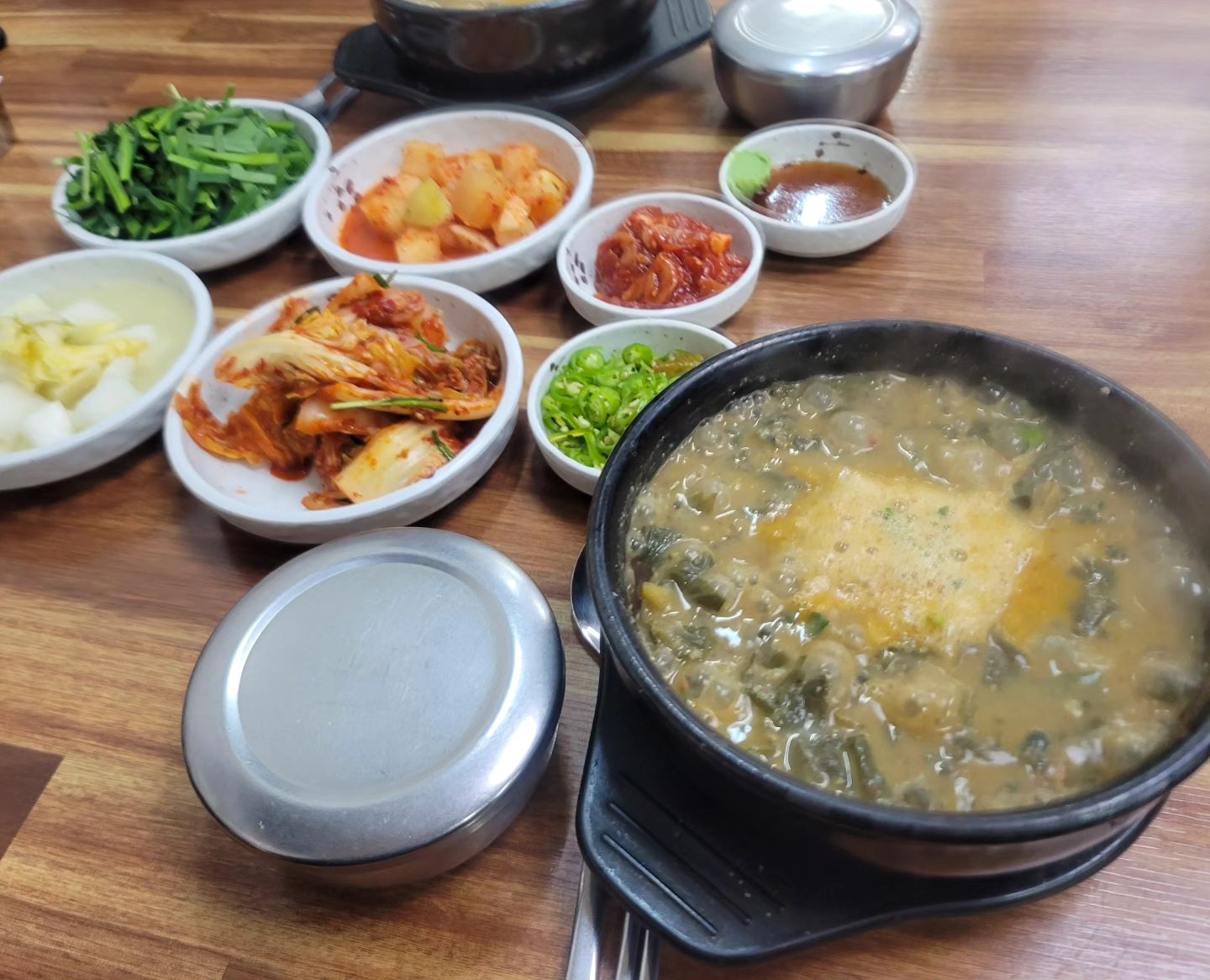 .
저번에 먹은 추어탕
지금 피드에 올리는 나는
역시 귀차니즘의 끝판왕..?😅😅

할 일은 많은데
절대 하기 싫어서 올리는건 아니구
추우니까 그냥 추어탕이 생각났고
그러다보니 며칠전에 먹은걸
안올려서 올리는 게시물😋

어제는 날이 따뜻했는데
왜 오늘은 추운거지😭
감기 조심해야겠다..