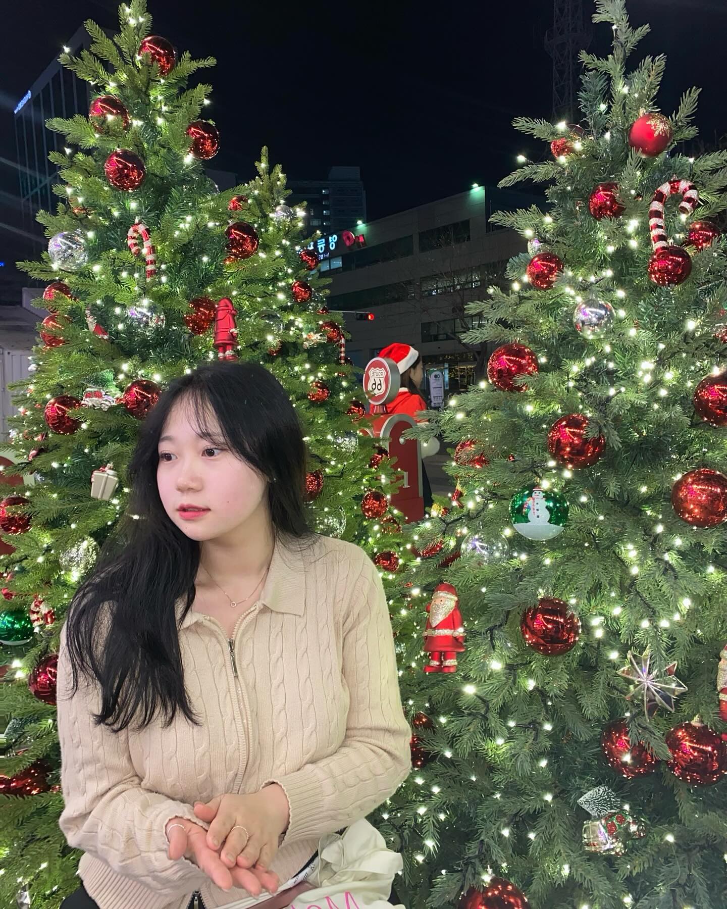미리 크리스마스🎄
.
.
.
.
.
#첫줄 #첫줄반사 #좋아요 #좋반 #룩북 #lookbook #model #일상스타그램 #셀스타그램 #selfie #흔녀 #훈녀 #배우 #일상 #셀스타그램 #핫플레이스 #카페 #서울 #인친 #소통 #선팔 #맞팔 #영등포 #타임스퀘어 #Ifl #ootd #크리스마스 #겨울 #MZ샷 #마뗑킴 #matin_kim