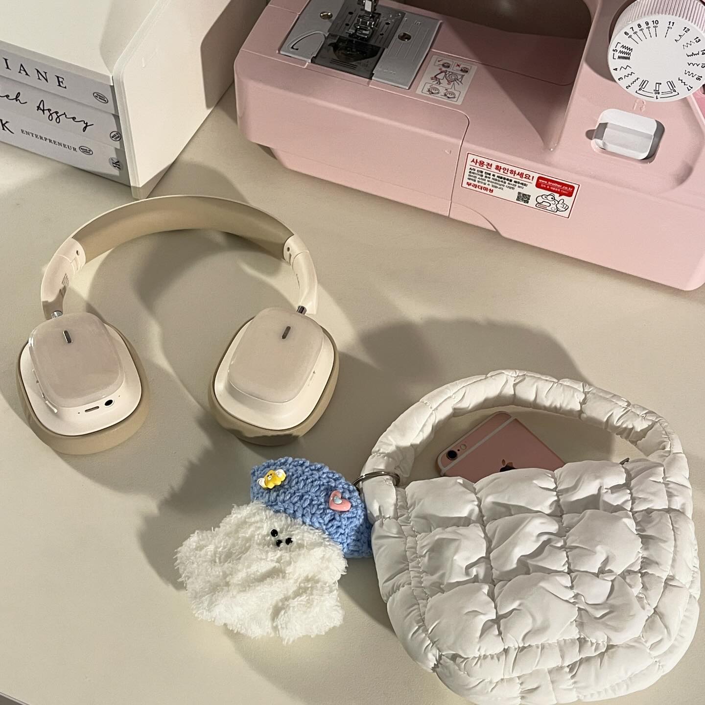 모루 뭉치 B컷 모음집☁️
털쪄서 옷이 안 입혀지는 일이..🥲
재봉틀로 옷 좀 만들어야겠어요..!

뭉치 공식 계정 your_moongchi 

もる ムンチ Bカットコレクション集｡
体が大きくて服が入らないことが..🥲
ミシンで服を作らなければなりません^_^

#모루인형 #뭉치인형 #뭉치 #韓国購入品 #もる #人形 #人形服 #韓国人 #韓国 #かわいい #키링추천 #키링만들기 #키링 #자수 #자수디자이너지니 #모루인형만들기 #embroidery #moru #furwiredoll #쏘잉 #핑크미싱 #브라더미싱 #인형스타그램 #인형놀이 #인형 #인형스타그램