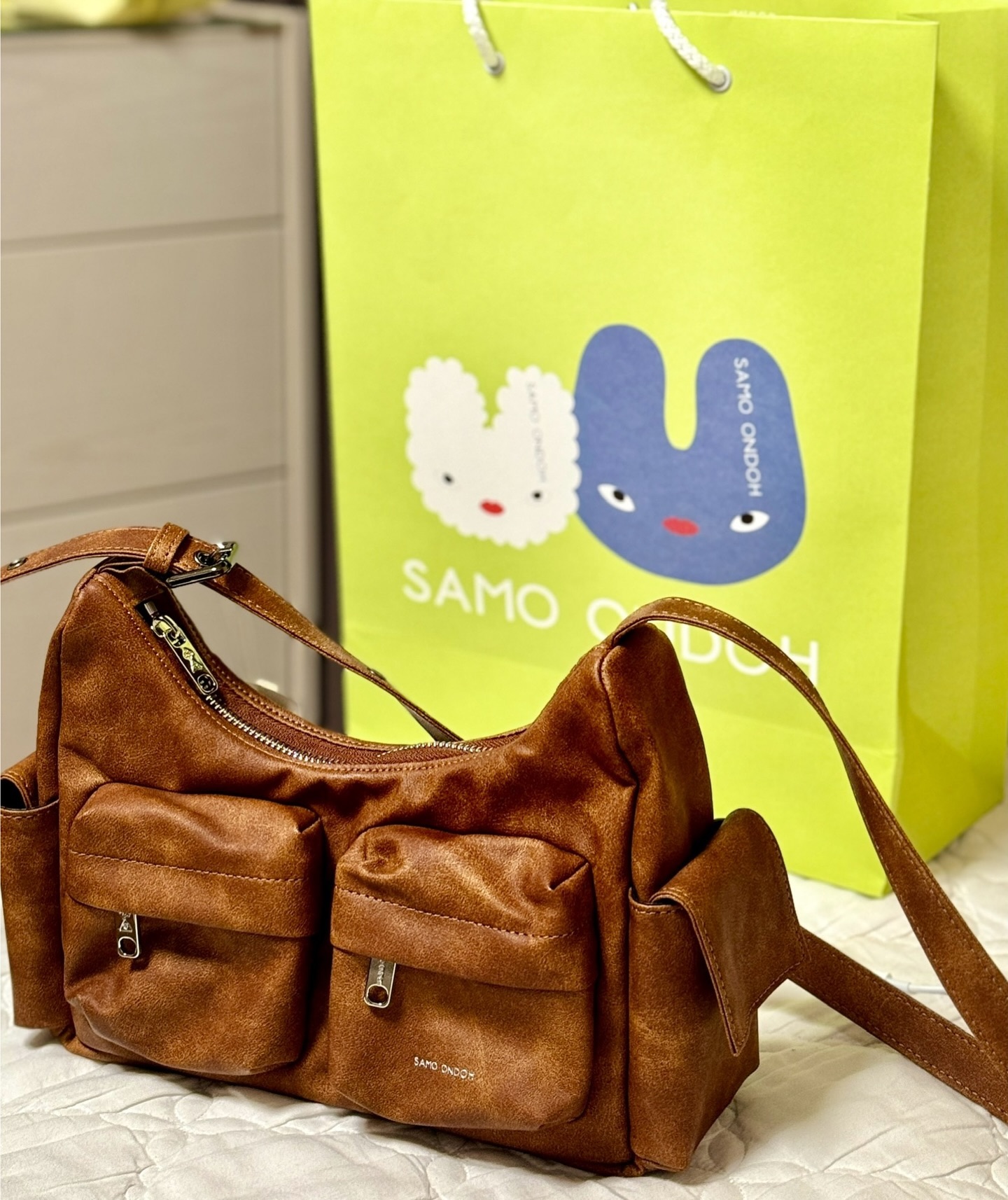 #세이모온도(SAMO ONDOH) 
지나서 받은 
#생일선물 #아주아주 #맘에들엉 #브라운색 #사이즈가 #귀엽 #언니 #고마워용 우리는 담달에 또 보는걸로 언니도 인스타를 하면 참 좋겠당 아쉬움 ㅠㅠ 예쁘게 잘 들고 다닐게용ㅎㅎ
