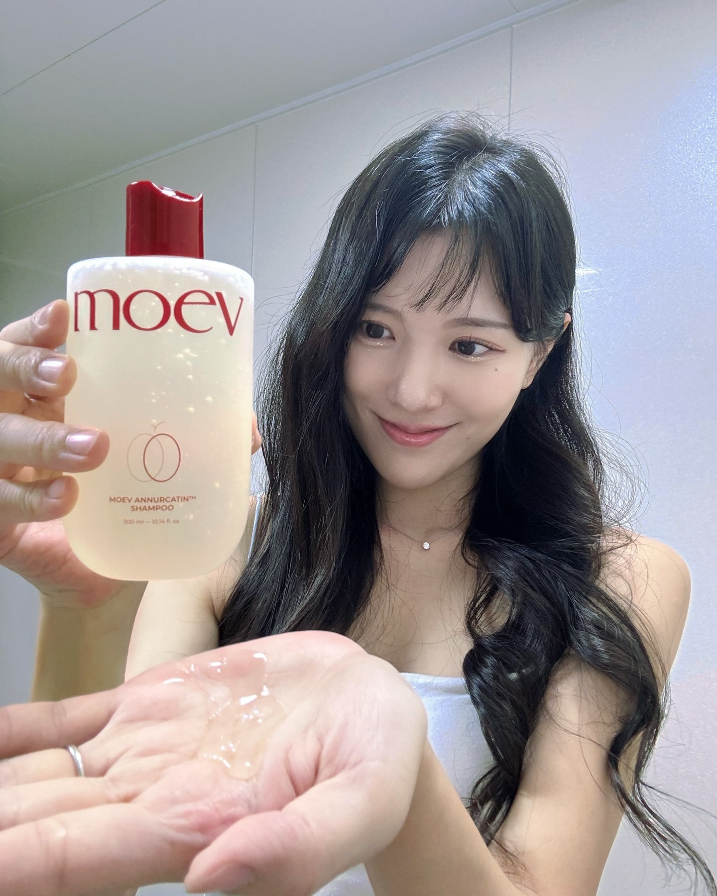 #협찬 x moev_official

풍성하고 결 고은 헤어스타일이 빛을 발하는 계절, 가을이 도래하였습니다! 
오늘 소개드릴 제품은 ‘한예슬 샴푸’로 유명한데요, 바로 ‘모에브’ 샴푸로 저와 함께 미리 미리 올 가을 겨울 빛나는 머릿결을 준비해 보자구요!

먼저 본 제품의 최대 매력적인 소구 포인트는 ‘아누카 사과(아누카틴)’ 함량에 있다고 생각해요. 아누카 사과는 모발의 밀도를 증가시키고 모발의 케라틴 함량 증가에 효과적인 프로시아니딘 B2 함량이 높습니다. 
‘모에브’는 이 아누카 사과 추출물에 비오틴, 22가지 아미노산을 최적의 비율로 배합하여 ‘모에브’만의 독자적인 원료를 사용함으로써 모근의 힘을 강화시켜 탈모 완화에 도움을 주는 제품이에요!

우선 20가지 유해성분 Free 제품으로 임산부까지 안심하고 사용할 수 있는 순한 성분으로 구성되어 있고, 모자람 없이 강력하게 영양을 공급해 주기 위해 모근 강화 시너지 성분을 배합한 제품입니다! 👉🏻(맥주효모추출물)모근에 단백질 공급 & (카페인)모발에 영양 공급.

또 헤어에서 가장 민감하게 관리할 수 밖에 없는 문제가 바로 ‘탈모’죠?
‘모에브’ 샴푸는 ‘머리빠짐 163% 개선(10개 빠지던 머리카락 3개로 감소)’이란 객관적 수치로 그 효능을 입증해 주고, 실제로 본 제품을 사용하며 두피 각질 및 두피 가려움이 현저히 줄어듦을 느꼈고, 모발 윤기 & 뿌리볼륨은 눈에 띄게 개선됨을 경험할 수 있었습니다...🫧🩵

특히 소량 사용으로도 풍성한 거품이 생성되어 보다 사용감이 부드러운 포인트도 너무 만족스러웠고, 두피 노폐물이 깔끔히 세정되어 결국 두피 유분 &가려움이 잡히고, 탈모가 개선되는 선순환이 반복되더라고요!

‘모에브’만의 시그니처 아누카틴 사과향까지 만끽하며 엔젤링이 돋보이는 반짝이는 머릿결로 거듭나 보세요...🫶🏻✨

#모에브 #MOEV #한예슬샴푸 #아누카틴탈모샴푸 #사과샴푸 #탈모샴푸추천
