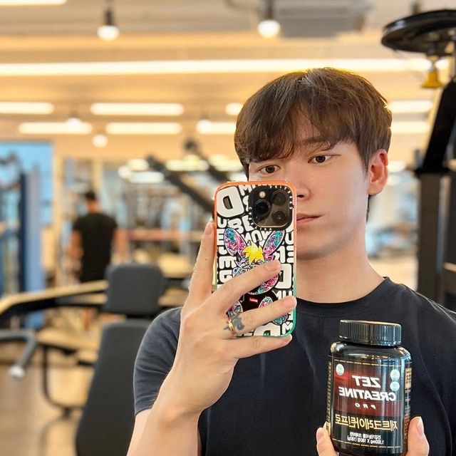 서유백 on Instagram: "#광고 오운쉼에 근손실 방지🤦‍♂️ 운동할 땐 뻠삥 최고💪 요즘 바빠서 오랜만에 운동하러 왔어요🥲 . . #제트리션 #근육맨닷컴 #제트크레아틴프로 #크레아틴 #creatine
