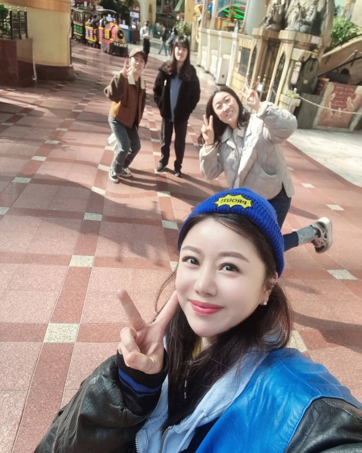 우리넷이💕
롯데월드😆❤️

항상 애들 데리고 와서,
애들 줄만 서주다가~~

오늘은,
우리타고 싶은거 다 타는날🤭

개학하고 오니,
사람도 없고 너무 조으다🙊

일단, 어드벤처 놀이기구🎢
후룸라이드, 바이킹, 후렌치레볼루션 타고~~

매직아일랜드로~~
출바알~~~🤩🤩🤩

#갑오징어 #롯데월드 #놀이기구정복 #롯데월드전세냄
#우리끼리 #놀이동산#평일에오니 #너무좋다❤️