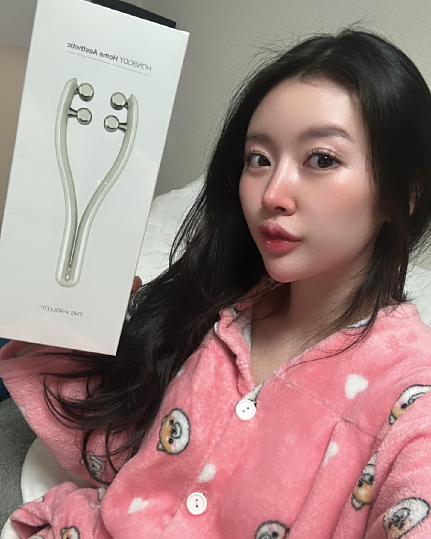 #협찬 #혼바디롤러
8개의 롤러로 #얼굴라인관리 에 도움을주는 고주파 #홈케어 #마사지기  #혼바디  롤러 #디바이스 🤍 
다이아몬드 패턴, 8개의 롤러볼이 마사지압을 구현하며 최대 40cm 까지 벌어져 어떤 얼굴형에도 마사지 관리가 가능한 #라인케어 에  도움을 주는 #얼굴마사지 기기에용🤍 3가지 기능(RF 모드, EMS 모드, RF+EMS 모드) 설정으로 에스테틱 전문가 손길의 느낌을 받을수있고 리프팅되는게 보여서 너무 신기했어요🤍

🧘🏼‍♀️제품 사용방법
* 	사용 전 피부를 세안하고 기초 스킨케어를 해주세요.
* 	부드러운 천으로 기기의 헤드 부분을 가볍게 닦은 후 전원 버튼을 길게 눌러 제품을 켜주세요.
* 	원하는 모드와 강도를 선택 후 롤러를 얼굴 위, 아래 또는 앞, 뒤 방향으로 굴리며 5~10분 정도 마사지해주세요
* 	좌, 우 롤러볼이 모두 피부에 닿아야 전류 자극이 느껴지십니다
* 	더 강한 자극을 원하실 경우 앰플 또는 크림 제형을 피부에 추가로 발라주신 후 사용해주세요.

 #디바이스추천 #홈케어기기추천