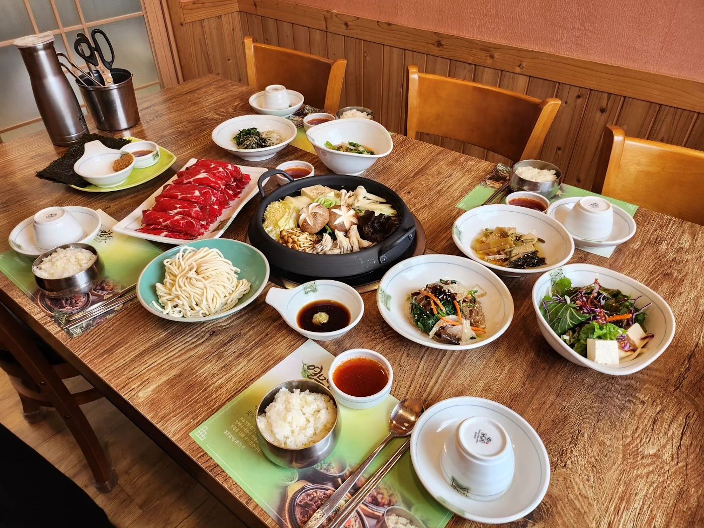 지난번에 옆테이블에서
맛있게먹던 샤브샤브
이번에 언니네랑 다녀왔어요
역시 예쁘게 나오더니
넘맛있었어요~
.
.
#순천맛집 #순천신대맛집 #순천보리굴비 #순천국가정원맛집 #순천쌈밥 #신대지구맛집 #열무밭애