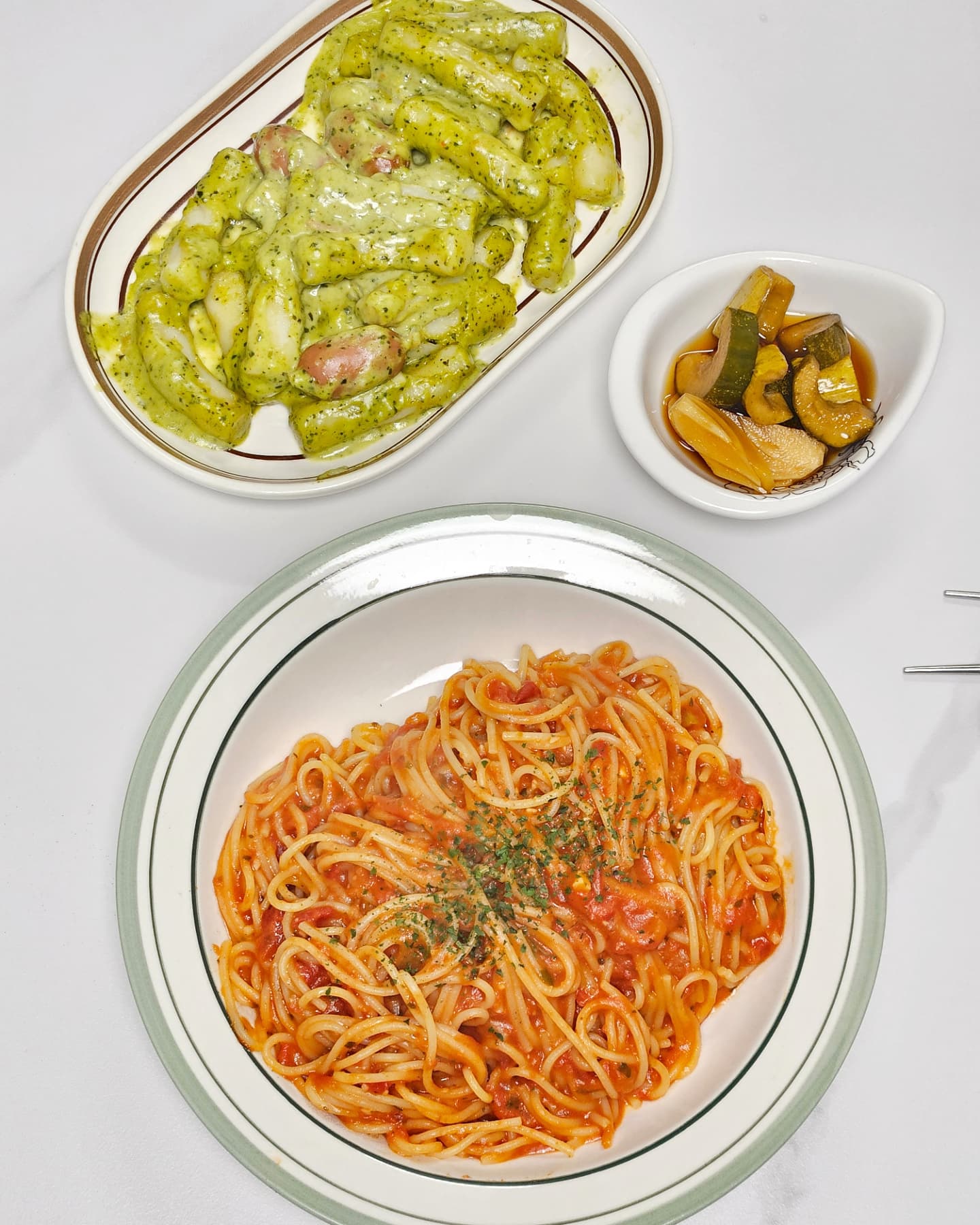 #토마토파스타#바질떡볶이

홍홍 생각보다 음식이 예쁘게 찍혀서 기분이 좋습니당 
간단하게 파스타하고, 바질떡볶이 삼첩분식에서 남았던거 데워서 함께 먹으니 조합이 넘 좋더라구요🩷
.
이번에 파스타 소스를 데체코 소스를 한번 써봤는데
첨가물도 적고 건강한 맛으로 넘 맛나더라구요!
건강한 소스 찾으신다면 추천드립니당 ㅎㅎ 
건강검진했는데 나이들면서 이곳저곳이 고장나긴 하더라구요😂 건강히 먹고 푸욱 자고 스트레스 안받는 생활하도록 노력해야겠어요!!
.
참고로 전 면요리를 정말 조아해서요.
앞으로 다양한 면요리가 등장할 예정입니다,,,,
면러버들은 함께 즐겨주세욧 !!🙌🙆‍♀️ㅎㅎㅎ

#파스타맛집#데체코파스타#오아시스구매#아라비아따파스타#로제파스타#바질떡볶이#수제피클#면요리추천#면러버#면요리러버#파스타러버#맛스타그램#먹스타그램#신혼밥상#신혼부부밥상#부부밥상#건강밥상