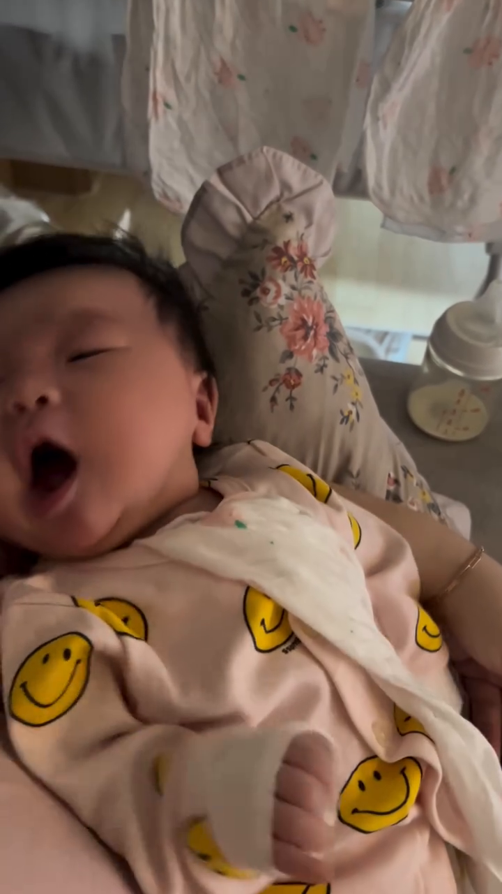 👱🏻‍♀️은겨리 맘마다머거쨔나
👼🏻 아으 아으 
#잠투정 #잘자 ❤️