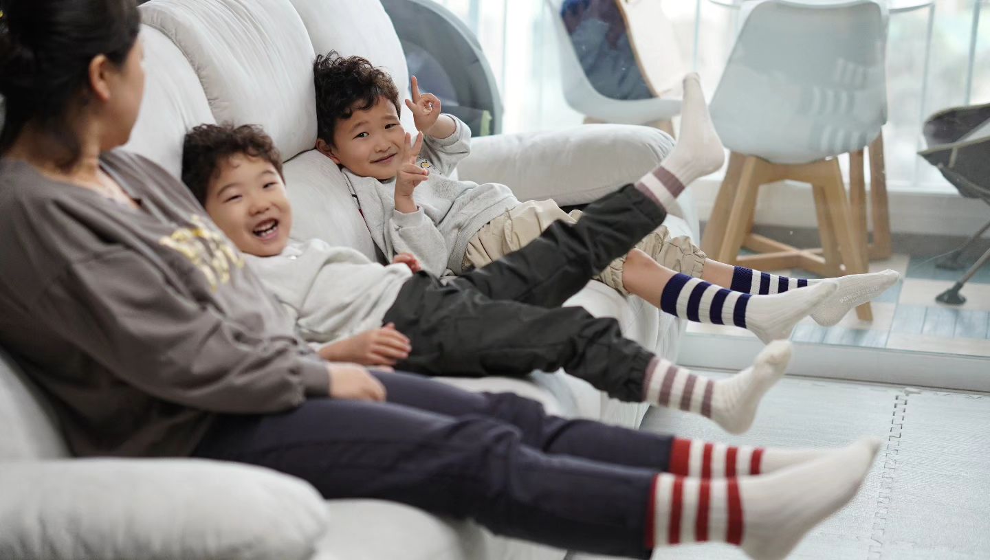 #광고 아이부터 엄마까지 원사이즈 양말 폴프렌즈! 🧦
1세부터 7세까지,
7세부터 성인여성까지,
초등학생부터 성인남성까지,
.
.
넉넉하고 신축성 좋은 사이즈로 발도 편하고,
하루가 다르게 커가는 아이들 발사이즈에 일일히 맞춰주지 않아도
한 번 사면 두고두고 신을 수 있어 정말 편하네요~
.
.
건조기에 돌려도 OK!
신축성이 좋아서 쪼그라들지 않고,
종아리까지 쭉쭉 올려 신는다해도 발목이 너덜거리지 않고,
신을수록 마음에 드는 양말이에요~ 👍
.
.
크리스마스날 머리맡에 걸어두면 선물을 3배로 받을 수 있는 꿀템이랄까...🥳
paul_frenz 
.
.
#폴프랜즈 #폴프렌즈 #paulfrenz #원사이즈양말 #아동양말 #유아양말 #아기양말