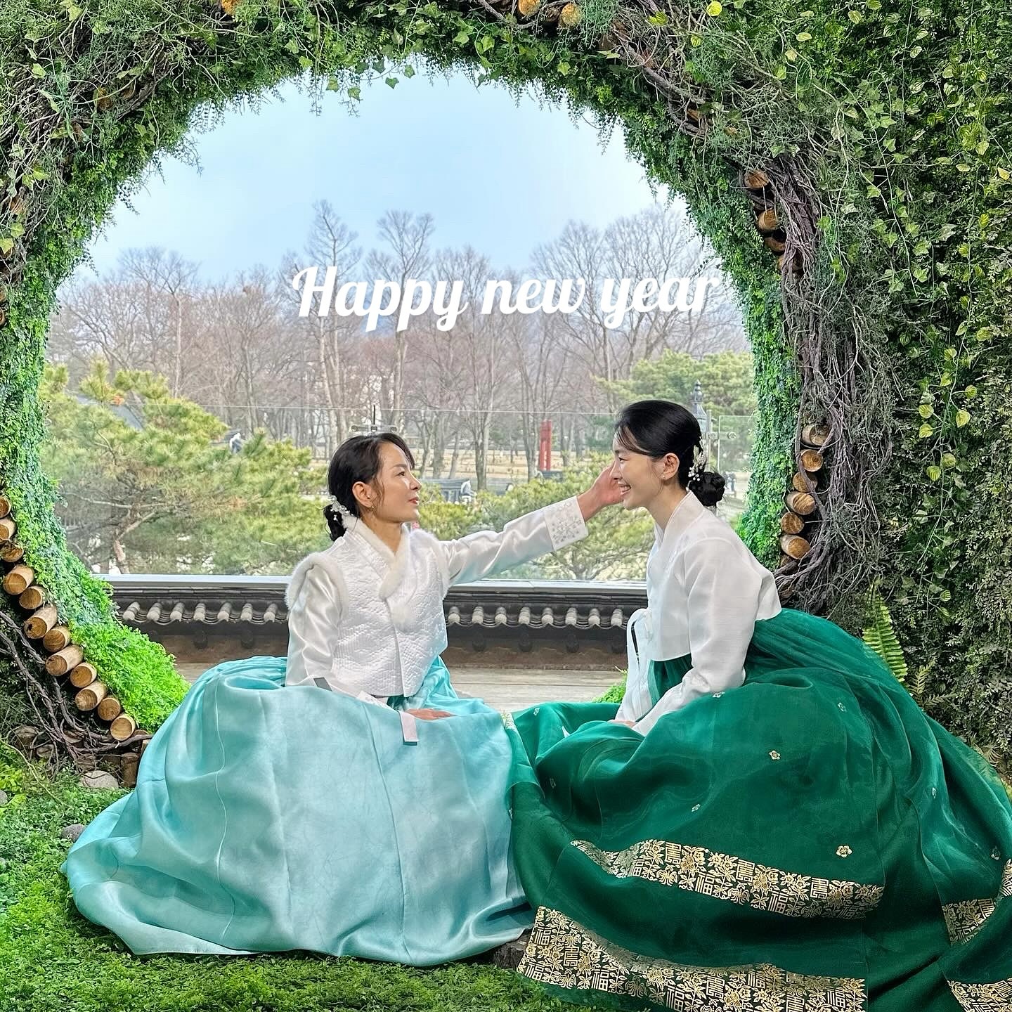#2025년 
새해엔 조금 더 따뜻하고, 더 많이 웃고,
몸도 마음도 한 뼘 더 단단해지기를.
무엇보다 마음의 때를 놓치지 않기를.
사랑하는 이들에게 ‘미안하다, 고맙다, 사랑한다’
있는 그대로 표현하고, 일상의 소중한 마음을
차곡차곡 쌓으며 매일을 살아가기를.
.
#새해복많이받으세요