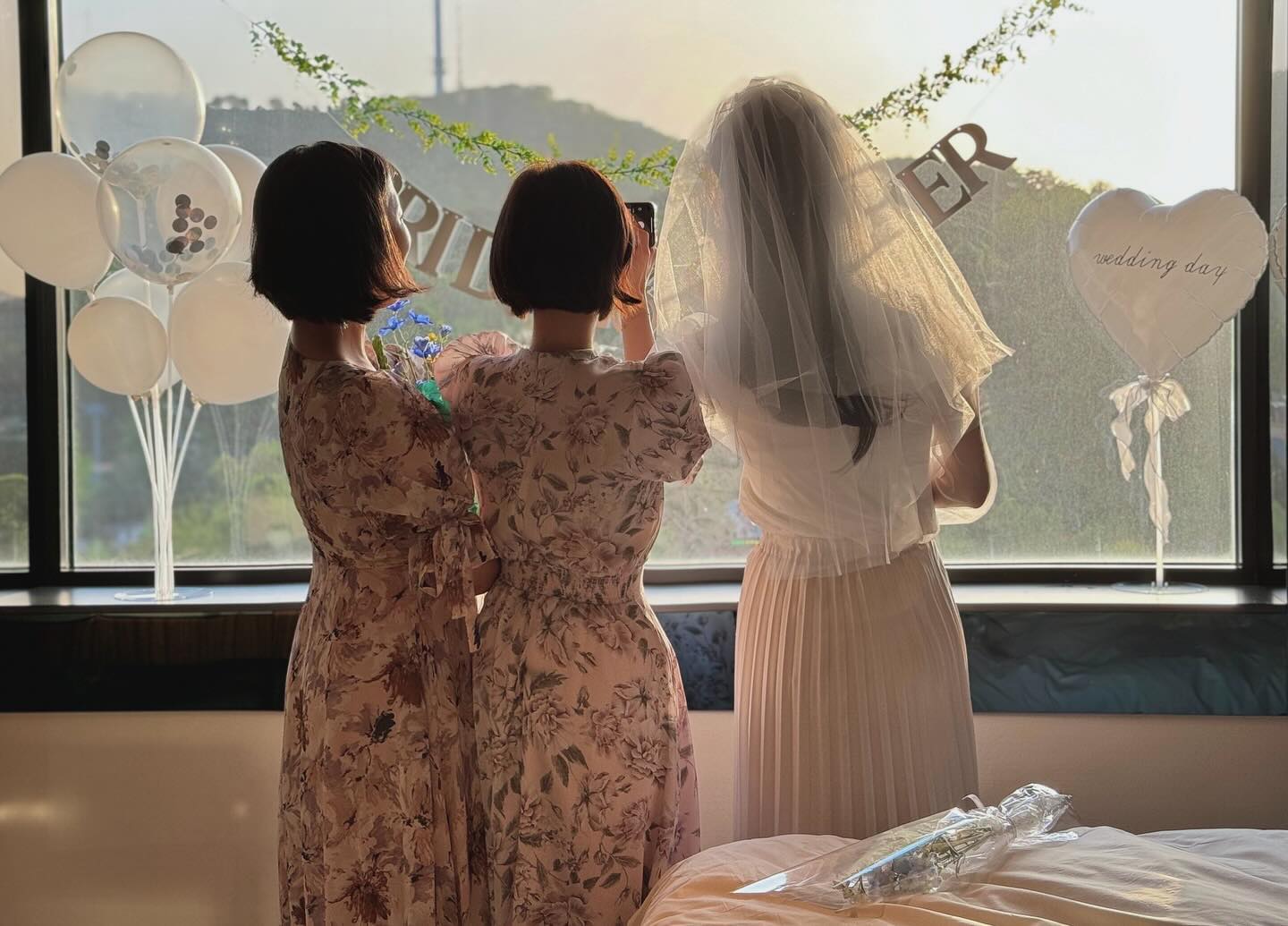 #bridetobe 

역광이 만들어준 사진🎈