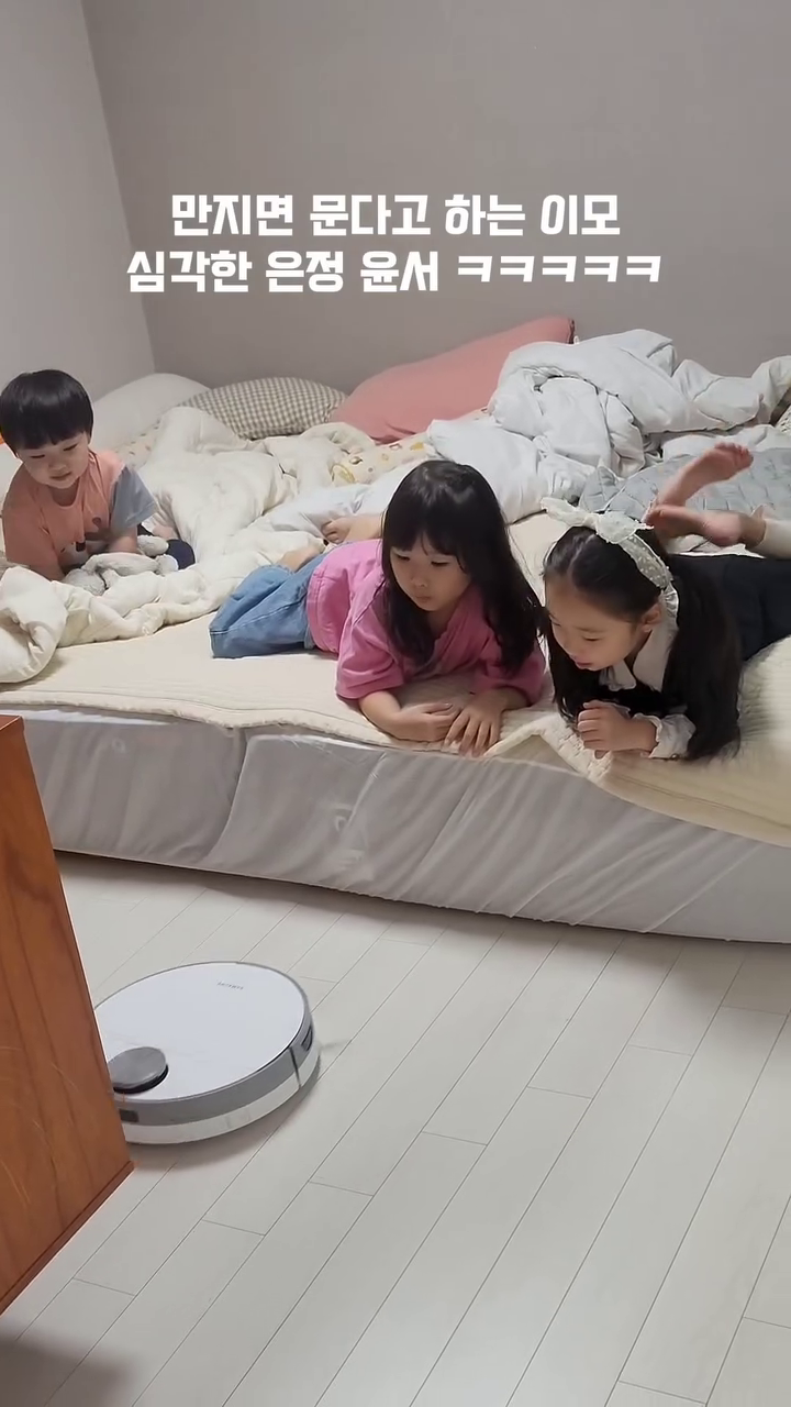 저번주 이사한 윤서&재원이네 😘 로봇청소기가 왔어요🤖
그런데 아이들 반응이 넘 귀여워서 영상 올려봐요ㅋㅋㅋ
ㅋㅋㅋㅋㅋㅋㅋ 아직은 순수한 울애들 ㅋㅋㅋㅋ
너무 웃겼잔아 귀엽네 증말 ㅋㅋㅋㅋㅋㅋ
로봇청소기 집에 들어갈때도 맘을 놓여하던 너희들🤣🤣
은정이 윤서는 방에서 둘이 이름도 지워줌ㅋㅋㅋ
울 재원이는 아직 무서워 하는데 빨리 친해지길 바래❤️
.
.
.
.
#사촌지간 #3살 #7살 #8살 #딸내미 #엄마가쌍둥이 #로봇청소기