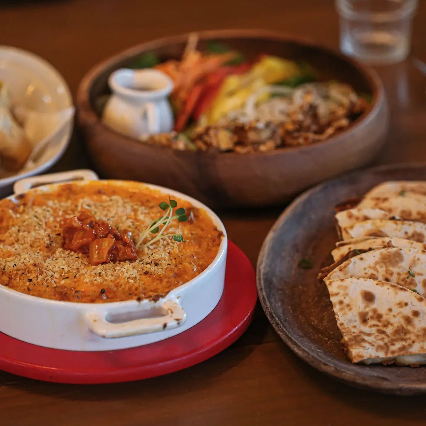 #맛을즐기다🥰
여행 왔으니 눈만 즐길게 아니라
입도 즐겨야죠
지인 소개로 알게된 더캠퍼스

캐나다 가정식 스타일 느낌인
양식집이라고 보시면 되는데
분위기 또한 좋은거있죠.😍

메뉴 고르는데도 다 먹어보고싶지만
몇가지 주문~~❤️❤️
쿼사디아,맥앤치즈 등등

외인또한 직수입이라 가성비 👍
현장에서 같이 즐기거나
따로 구입을 하실수도 있어요

집에 오면 이 맛이 그리워 어쩌나했는데
저만 그런게 아닌듯ㅎㅎ
수많은 요청에 밀키트로  전국택배 가능👍👍👍

음식도 맛있지만 친절하셔서
다음에도 여행오면 들리고싶네요

매일 11시~20시(매주 일요일 휴무)
(브레이크타임 14:30분~16시)
라스트오더 19시
0507.1429.2047

#더캠버스#캐나다가정식#더캠버스제주
#영어교육캠버스맛집
#오설룩맛집 #비건식당#제주곶자왈맛집 
#제주숨은맛집#제주서귀포맛집