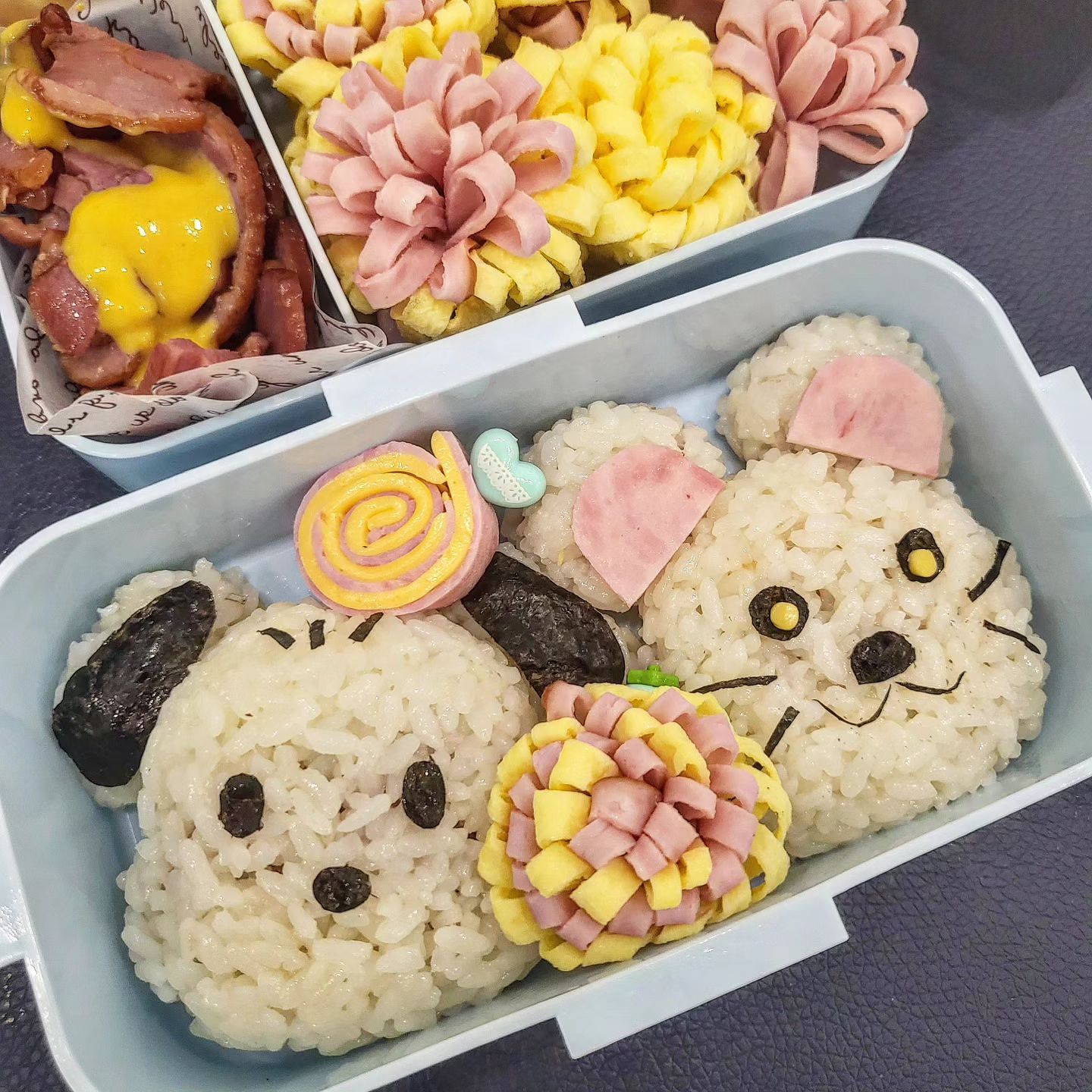 가을소풍의 계절🌼

첫도전이지만 나름 성공적?
혹시나 실패할까 새벽부터 일어나서 소꿉놀이마냥 #캐릭터도시락

행복해하니 엄마도 행복🫶
근데 김밥이 더 싸기 쉬운 거 같아..🍱
