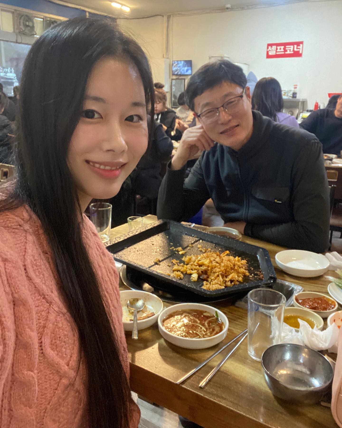 👩‍❤️‍👨

못 잔 잠 몰아자고 아주 팅팅팅 부은 채로
인나자마자 아빠 냉삼 무러 갈래 ??? 해서
즉흥 냉삼에 2차 노래방까즤 -🤍
아빠랑 단두리 데이뚜 성공적

#아빠와딸