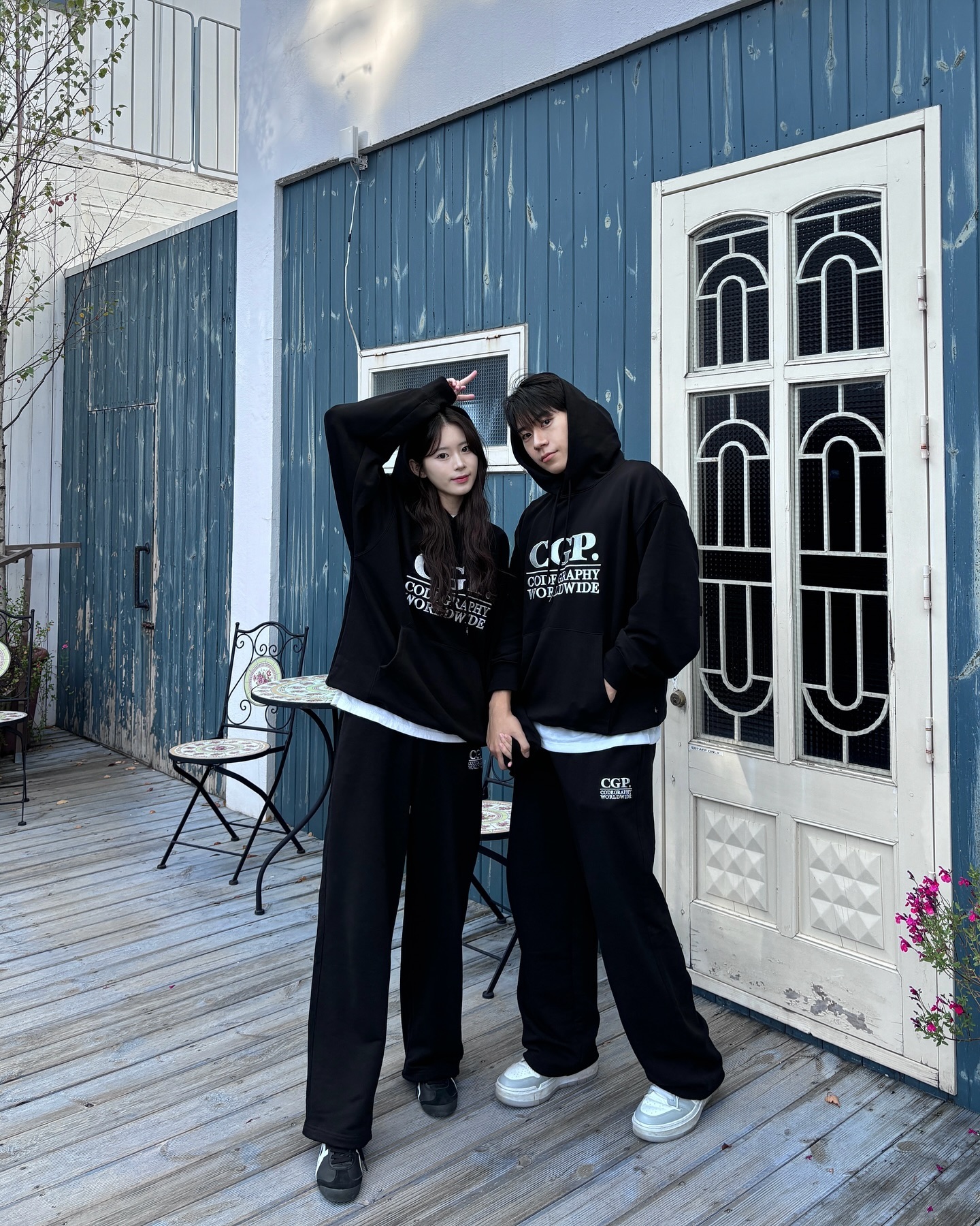 #광고 요즘 커플들은 코드그라피 입는다며?

🏷 이번에 musinsa.official 와 code_graphy 가 함께한 무신사 에디션 코드그라피 제품들로 커플룩을 가을, 겨울 커플룩을 완성해봤어요~!

🙄 엥 무신사에디션..?
무신사만을 위해 특별히 제작된 제품으로 다양한 브랜드 및 아티스트, 인플루언서들과 협업을 통해 선보이는 무신사 스페셜 콜라보 프로젝트! 코드그라피는 멋진 엔플라잉 이승협님이 모델로 참여하셨어요~!

🏷 가을부터 겨울까지 입을 수 있는 코디로 준비했는데, 후드 셋업은 ’스퀘어 로고 셋업‘ 으로 클래식한 로고와 와이드한 핏감이 포인트인 후드 셋업이에요! 산책하거나 여행갈 때 입기 딱 좋은 제품! 

🏷 브라운 컬러가 독보적인 패딩은 ’RDS 에센셜 덕다운 푸파 숏패딩‘ 으로 무채색 컬러가 질렸고 패딩 하나로 포인트를 주고 싶다면 정말 추천드려요! 무게도 가볍고 보온성도 최고,,,

이번 코드그라피 제품들로 커플룩 완성했는데, 이대로만 입어도 옷 센스있게 입는 커플 가능하다구요~! 

제품 정보는 DM주세요 :)

#musinsa #무신사 #무신사에디션 #코드그라피 #무신사스냅크루 #커플패딩 #커플트레이닝 #커플룩추천 #커플룩 #커플아이템 #패션인플루언서