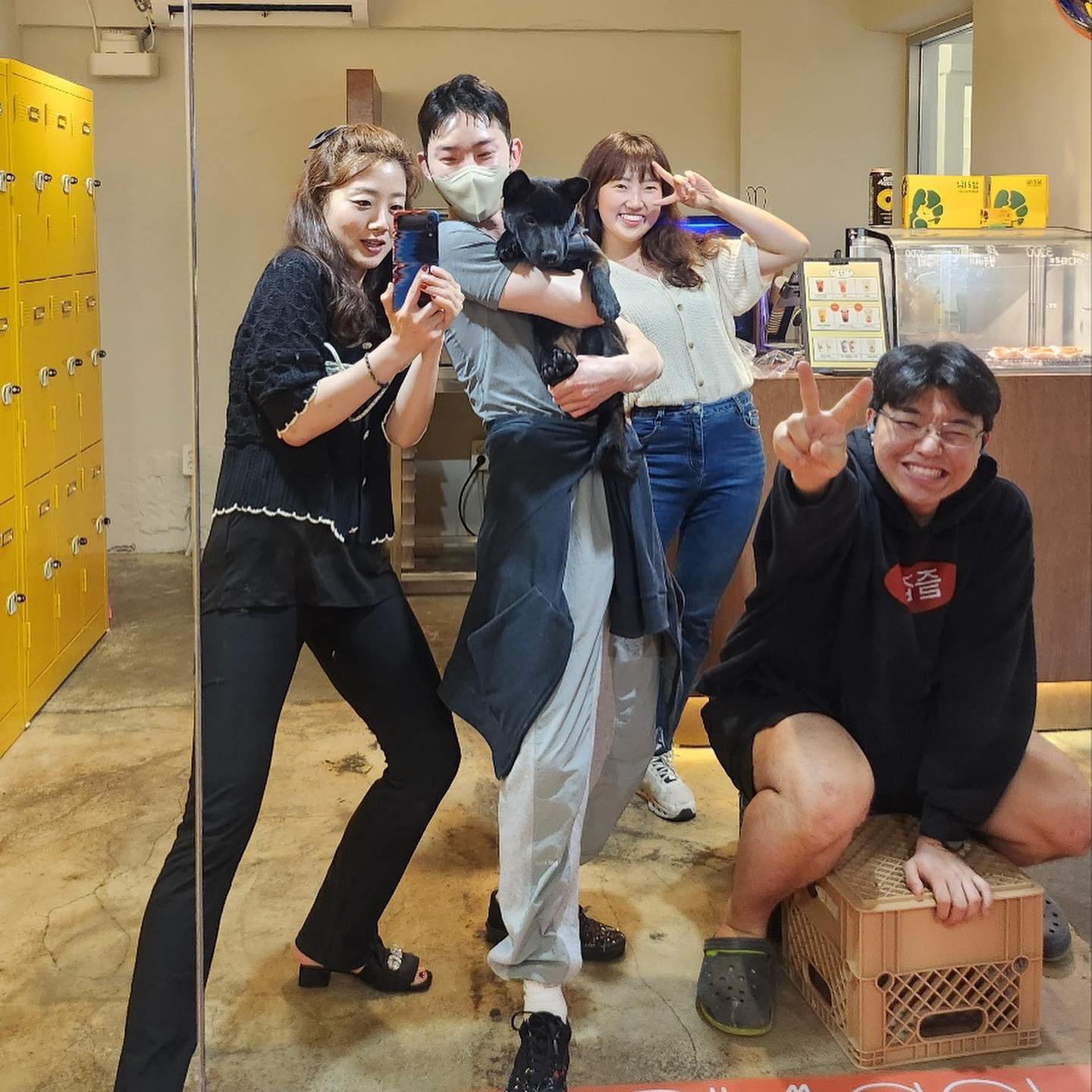 송정동 안녕 

왕복 4시간 걸린 출퇴근이였지만,
집 앞 나온거마냥 매일이 너무 즐거웠던 곳 ! 

나 퇴사한다고 어떤 연예인이 와주겠어ㅠㅠㅠ
조권님 최고, 퇴사선물 감사합니다!!
조권님 덕분에 알게 된 스윗걸 규나님이 주신 선물도
러닝 후에 잘 사용할게요 🫶🏽

1유로프로젝트 테넌트,
송정동 보안관, 베니 사장님, 짜랑이 
모두 그리울거에용 또 만나요💗