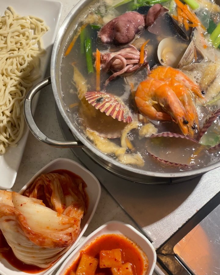 네스트호텔 근처 
뷰좋은 바다담을에 왔어요.

영종도 인천공항에 픽업왔다가
들리기도 좋고,
영종도데이트 코스로도 딱이예요.

주말에는 사람들이 많아요.

영종도 마시안해변에 있구요.
잠진도 들어가기 전 거잠포선착장과도 가까워요.

조개구이도 맛있어보이고
12종모듬숙성회도 너무 맛있어보였어요.

오늘은 해물전골칼국수로 픽!!

해산물 많고 통오징어에 가리비 다양한 조개들
건져먹고나서 생면투하!!

엪에 제가 좋아하는 카페가 있어서
밥먹고 가기 딱이였어요~

매장도 넓고 깔끔한 분위기의 조개구이 집이고
통창뷰도 너무 좋아서
데이트코스로 강추해요 ^^

 🌿바다담을
 인천 중구 마시란로 51-13 1, 2, 3, 4층

#네스트호텔근처맛집 #마시안해변맛집 #영종도맛집 #영종도데이트 #네스트호텔맛집 #인천공항맛집 #영종도조개구이 #영종도뷰맛집