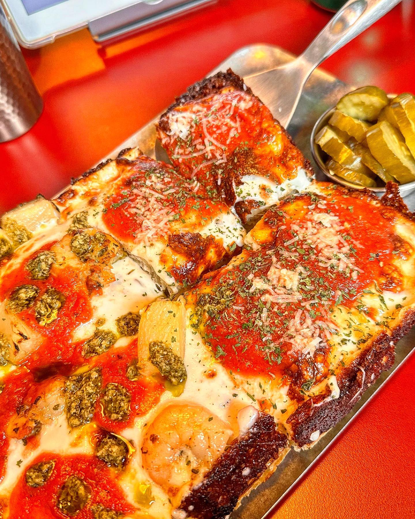 #내돈내산 #연남동맛집 
우연히 들어간 피자맛집🍕디트로이트 피자🍕

원래 갈려고 했던 곳이 있었는데 어디선가 맛있는 피자 냄새가 나서 홀린 듯이 들어간 곳! 매장 분위기도 너무 좋고 조용하니 대화할 수 있어서 더 좋았다❤️

주문은 앉아서 테블릿으로 하면 되서 아주 편했다ㅎㅎ 피자가 네모모양으로 나왔는데 오히려 더 바삭하니 먹기에도 편해서 좋고 맛은 말해서 무엇하리❤️ 바질 토마토 완전 사랑해 징짜❤️

🍕맛있는 피자 2판도 가능
🍕분위기에 취한다 취해🫠
🍕감자튀김도 넘나리 내 취향❤️
🍕맥주도 팔고 있으니 피맥한잔 추천
.
.
.
#연남동 #홍대 #홍대맛집 #서울맛집 #맛집투어 #먹팔 #먹그램 #솔직리뷰 #피자 #피자맛집 #🍕