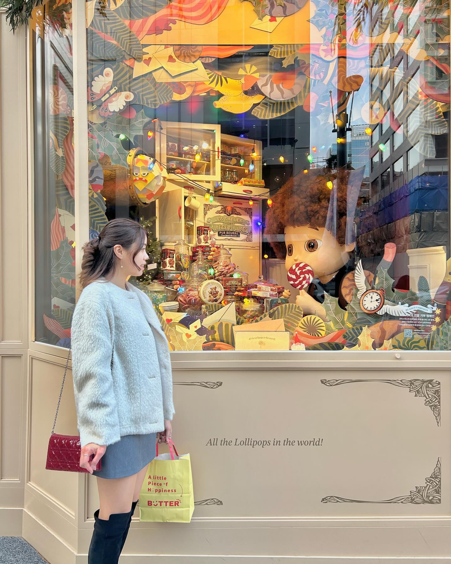#glamjh_ootd #뗘니룩 #광고 
크리스마스에는 왠지 저만 화이트가 입고싶나요🤍
정말 몇년만인지 명동가서 이쁜것들 구경하는데
화이트 반코트랑 레드 클러치로 포인트✨

오늘은 요 코디에 딱이었던 향수 소개해보려구요🫣🫣

우디한 향을 좋아하지만 새로운 향수를 탐색하던 중 arraune.official 에서 보내주신 새로운 향수 😘

제가 받은 제품은 Take #7 LUNA EVENOUAR

’밝은 우아함 뒤의 청순함‘

TOP. Bergamot, Mint, Artemisia
MIDDLE. Osmanthus, Jasmine, Iris
BASE. Musk, Woody. Amber

뿌리면 아이리스와 자스민, 머스크로 화사하면서도 포근하고,
베이스에 우디와 앰버가 깔려있어 너무 가볍지만은 않은
완전 최근에 제가 찾던 다른 느낌의 향수에요💕

우디우디한 향을 좋아하지만, 무겁기만한 느낌이 강해서
연말이나 봄에는 조금 가벼운 느낌을 갖구싶은데
요고 완전 찰떡이더라고여💓

차분하면서도 우아한, 그렇다고 마냥 가볍지만은 않은
그런 향수를 찾으신다면 완전 추천드려요👀✨

아르라우네는 160년 전통 프랑스 향료로 만든 프리미엄 니치 향수 브랜드로 기념일이나 연말 선물에도 넘 좋을것 같아요! 

같이 온 시향지들도 하나같이 은은하게 좋았다는...💕